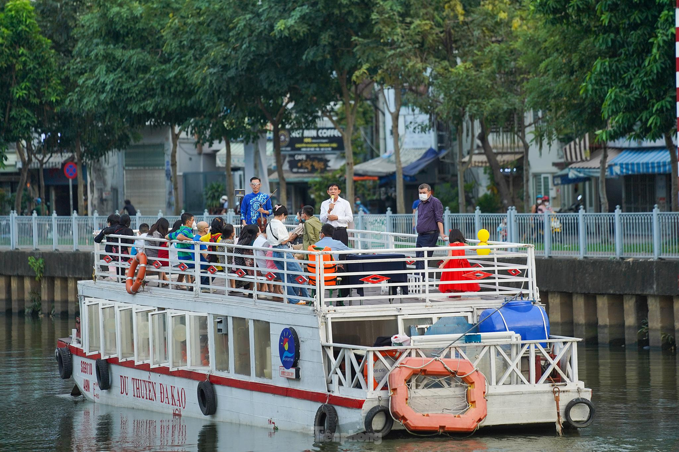 Mỗi chiều, thuyền du lịch của ông Phan Xuân Anh vẫn đều đặn đưa khách đi dọc dòng kênh để cảm nhận không khí trong lành, ăn tối trên thuyền, nghe lịch sử thành phố, phổ biến kiến thức bảo vệ môi trường. Mỗi chiều, thuyền du lịch của ông Phan Xuân Anh vẫn đều đặn đưa khách đi dọc dòng kênh để cảm nhận không khí trong lành, ăn tối trên thuyền, nghe lịch sử thành phố, phổ biến kiến thức bảo vệ môi trường.