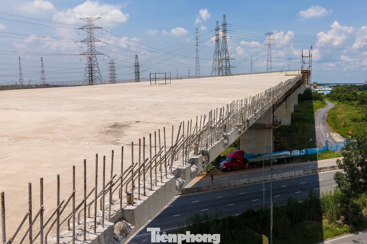 Công trình vẫn còn đang dang dở, bên dưới là đường số 1, nối dài đường Nguyễn Hữu Thọ.