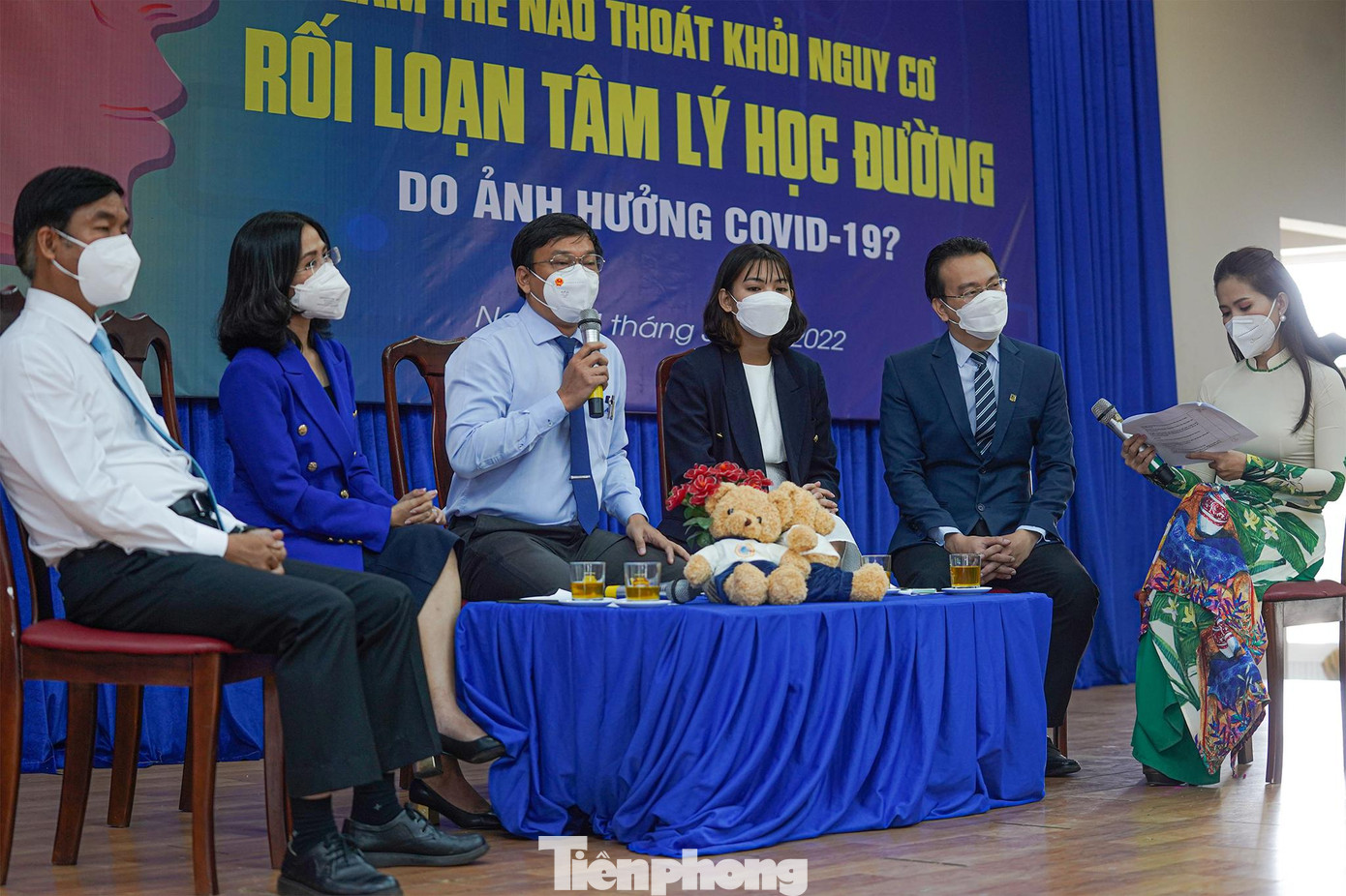 Bên cạnh đó, những mối quan hệ ở trường trước đó có mâu thuẫn nhưng không giải quyết được dẫn đến lo âu, chán nản không muốn đến trường. &quot;Điều đó cho thấy sự lo âu, rối loạn sau thời gian dài học trực tuyến hết sức nguy hiểm. Nếu người lớn không có sự quan tâm, nắm bắt kịp thời thì sẽ để lại hậu quả hết sức nghiêm trọng&quot;, Th.S Đảo nhấn mạnh. Theo Th.S Đỗ Đình Đảo, dù ở bất cứ lứa tuổi nào, ai cũng phải trải qua một giai đoạn trầm cảm, stress, lo âu… &quot;Các bạn học sinh, sinh viên phải tìm giải pháp riêng cho bản thân mình, phải mạnh dạn chia sẻ với thầy cô giáo, bạn bè, người thân của mình. Phải biết yêu thương bản thân, phải trân quý sự sống, sức khỏe bản thân mình và bản lĩnh xử lý những vấn đề xung quanh&quot;.