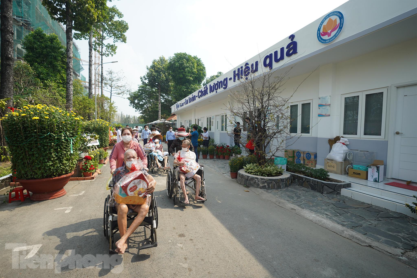 Để vượt qua những di chứng hậu COVID-19, nhiều bệnh nhân đang trong quá trình điều trị phải ở lại đón Tết trong bệnh viện. Chia sẻ những nỗi đau cả thể chất lẫn tinh thần của người bệnh và thân nhân, bệnh viện tổ chức nhiều hoạt động ấm áp đón mừng năm mới.