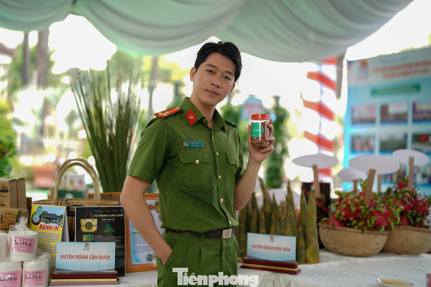 Thượng uý Trương Tấn An, Chi Đoàn Công an huyện Đức Hòa với đặc sản đậu phộng rang tỏi ớt của huyện Đức Hoà. Thượng uý Trương Tấn An, Chi Đoàn Công an huyện Đức Hòa với đặc sản đậu phộng rang tỏi ớt của huyện Đức Hoà.