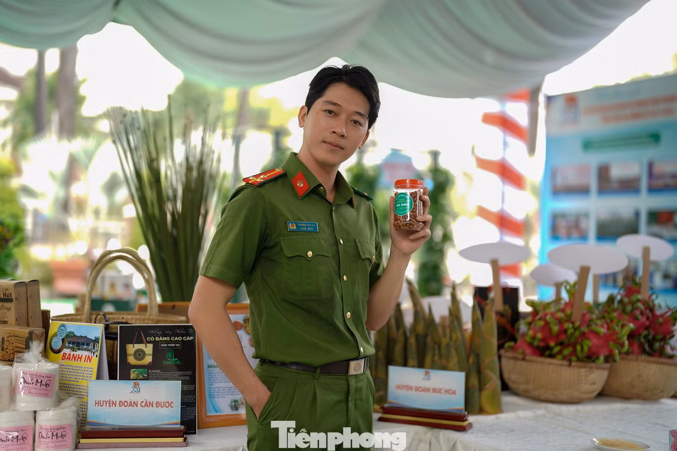 Thượng uý Trương Tấn An, Chi Đoàn Công an huyện Đức Hòa với đặc sản đậu phộng rang tỏi ớt của huyện Đức Hoà.