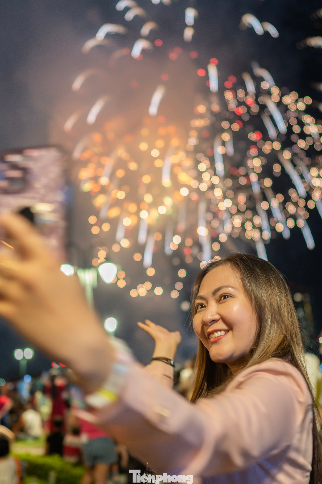 Chị Nguyễn Thị Thanh Nga (ngụ quận Bình Tân) cùng gia đình đến công viên bến Bạch Đằng từ buổi chiều để chờ đón xem pháo hoa. Đây là lần thứ 2 chị xem pháo hoa trên sông Sài Gòn, lần đầu là lúc giao thừa Tết Qúy Mão 2023. Chị Nguyễn Thị Thanh Nga (ngụ quận Bình Tân) cùng gia đình đến công viên bến Bạch Đằng từ buổi chiều để chờ đón xem pháo hoa. Đây là lần thứ 2 chị xem pháo hoa trên sông Sài Gòn, lần đầu là lúc giao thừa Tết Qúy Mão 2023.