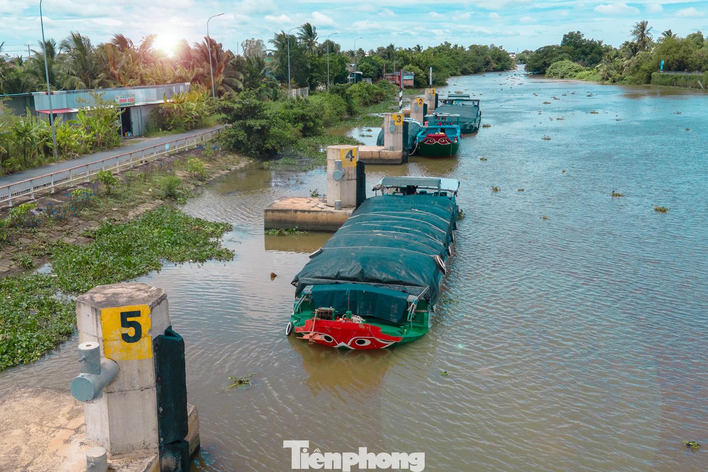 Có nhiều khung giờ cố định trong ngày để âu tàu mở cống. Bên cạnh đó, việc mở cống còn tuỳ thuộc vào mật độ tàu thuyền neo chờ. Có thời điểm, hàng chục tàu gỗ, tàu sắt… loại từ 10 - 100 tấn cùng neo đậu chờ mở cửa âu tàu để đi các tỉnh miền Tây.