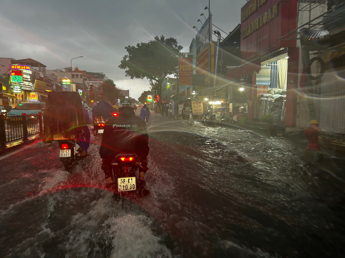 Đến khoảng 17h15, nhiều tuyến đường thuộc phường An Phú Đông (quận 12), phường 17 và phường 5 (quận Gò Vấp) có dấu hiệu ngập, nước dâng cao, tràn lên vỉa hè.