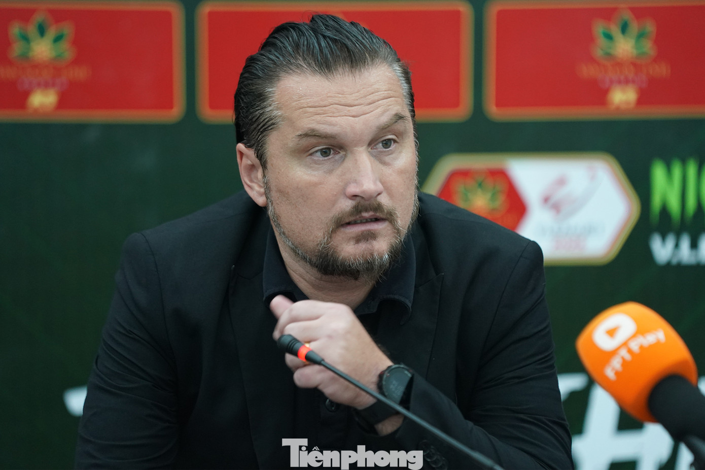 HLV Popov của CLB Thanh Hoá.