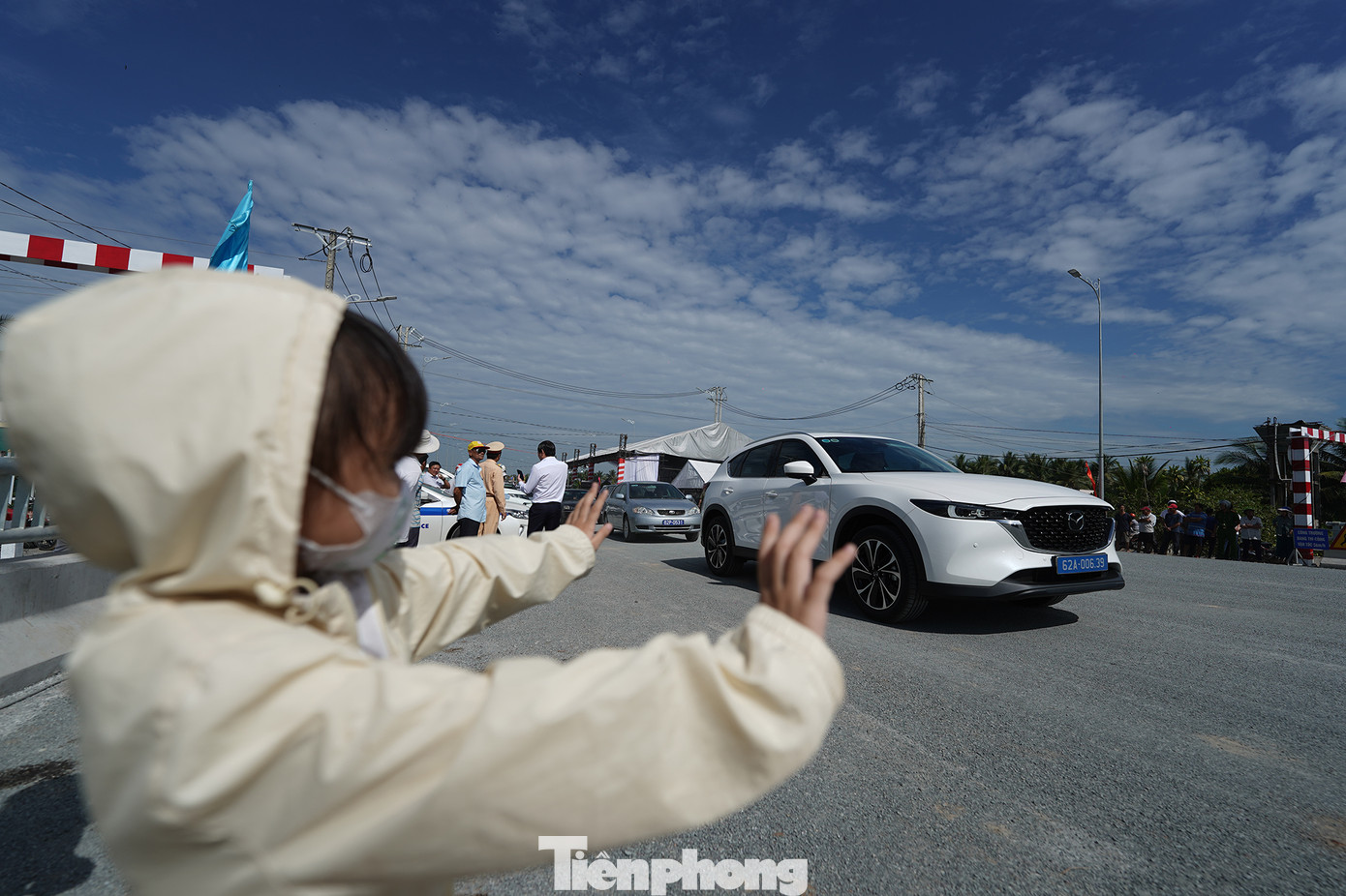 Bé Phương Thy (ngụ ấp 1, xã Mỹ Phú, huyện Thủ Thừa) được ngoại dẫn ra từ sớm để xem lễ thông xe.