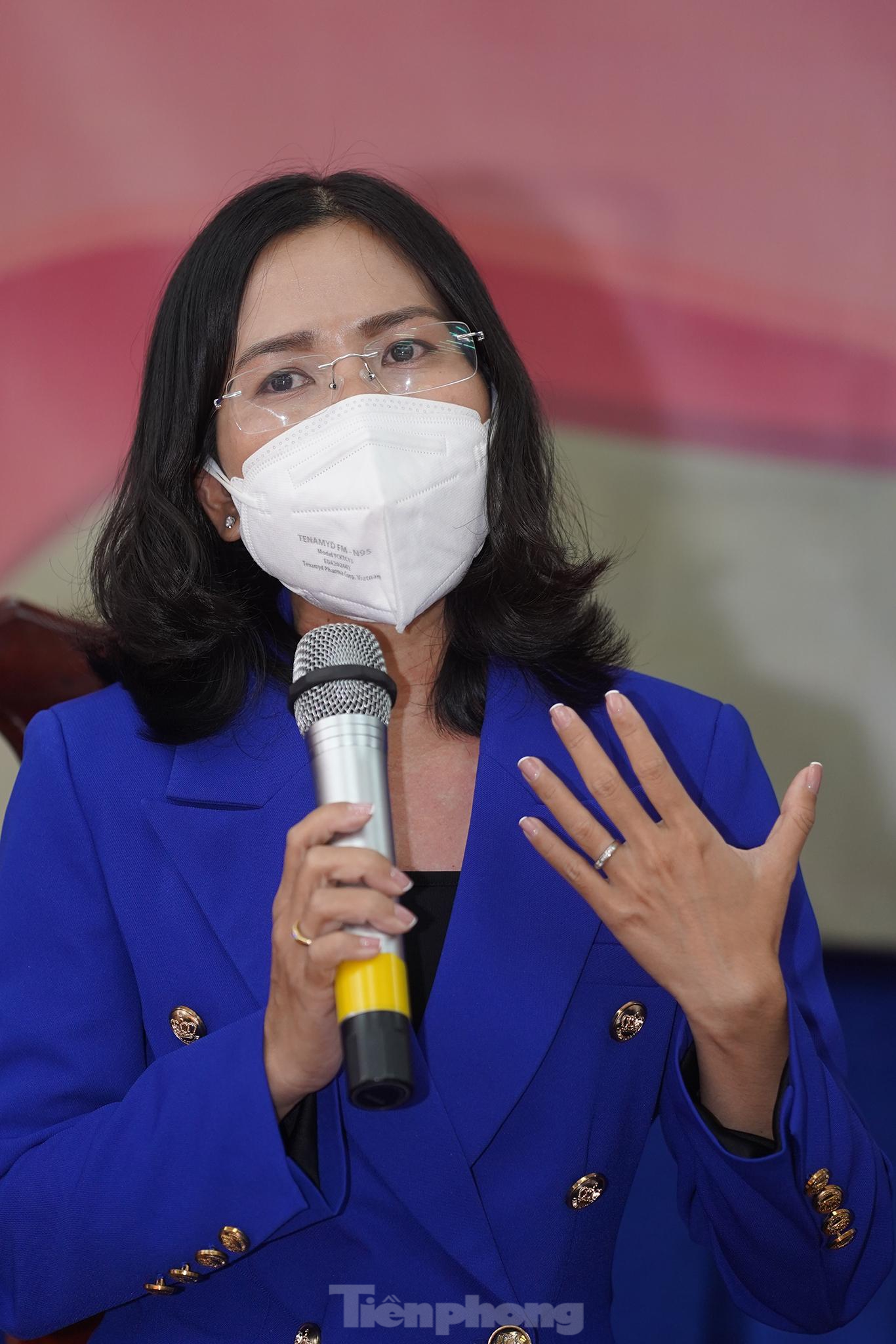 Trong khi đó, Thạc sĩ Lê Thị Hồng Anh - Phó hiệu trưởng THPT Võ Văn Kiệt cho biết, không phải chỉ có tác động của dịch COVID-19 thì các em mới chịu tác động về tâm lý, trên thực tế có rất nhiều nguyên nhân những ảnh hưởng tâm lý mà đôi khi chính bản thân các em học sinh rất bản lĩnh, mạnh mẽ vượt qua được và cũng có những em không thể vượt qua được các cú sốc tâm lý đó mà phải cần sự trợ giúp của thầy cô, bạn bè. Dưới góc độ là người làm trong công tác quản lý giáo dục, Thạc sĩ Hồng Anh cho rằng vai trò của người làm công tác tư vấn tâm lý trong trường học rất quan trọng. “Sự động viên, chia sẻ kịp thời của thầy cô giáo sẽ giúp các em trở nên vững tin, từ đó thoát khỏi vòng luẩn quẩn của rối loạn tâm lý”, bà Hồng Anh nói.