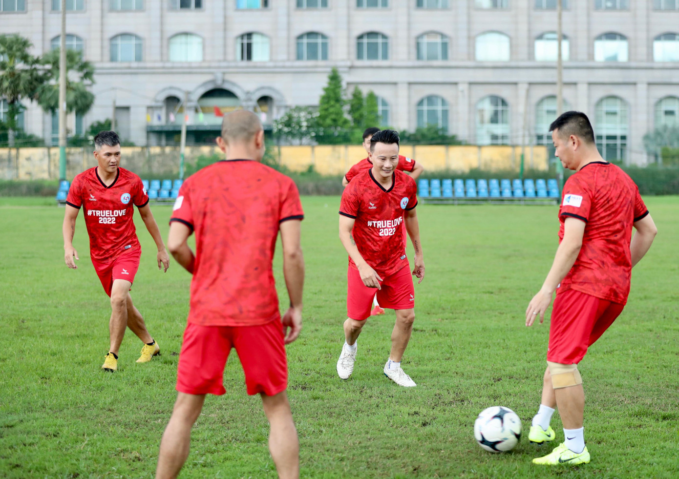 Ca sĩ Hoàng Bách tham tranh tài cùng các cựu tuyển thủ.