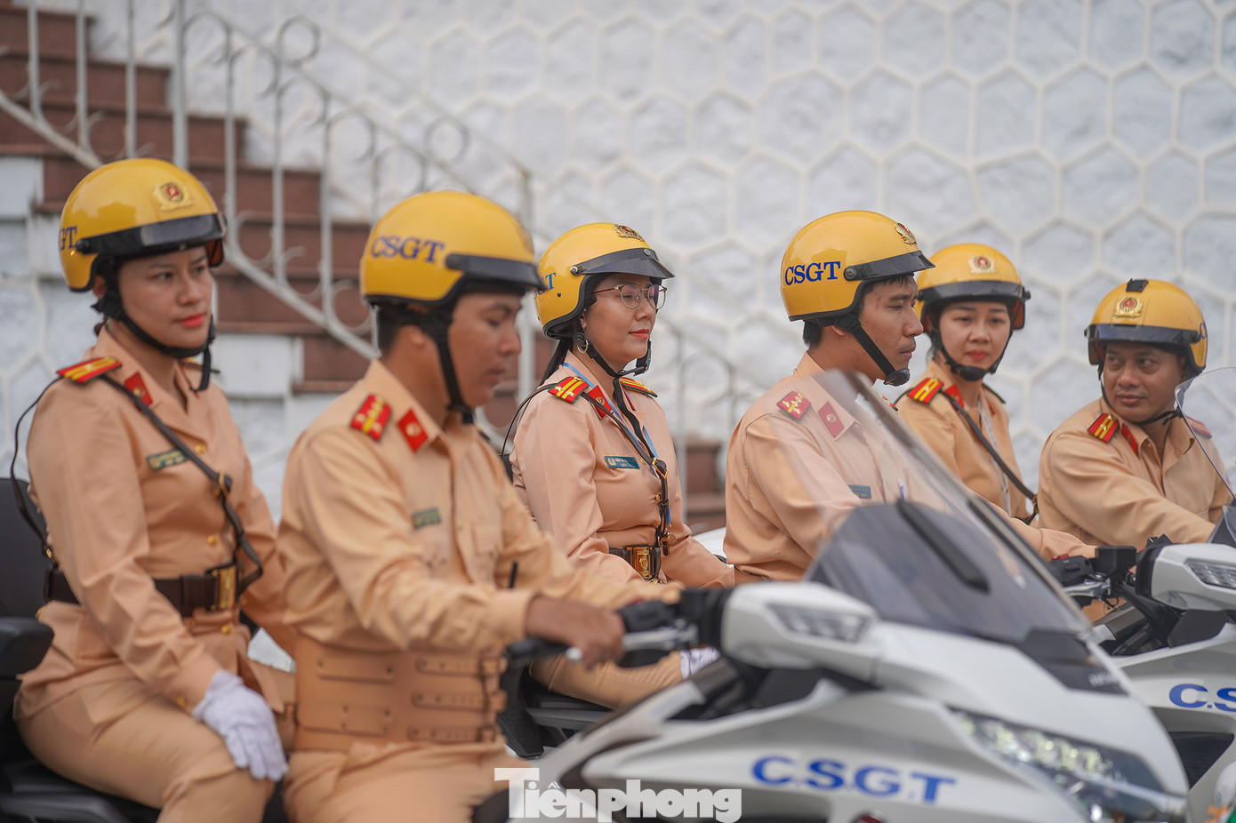Từng thành viên đều ý thức tầm quan trọng của nhiệm vụ dẫn đoàn nên ai nấy đều tập trung cao độ khi bước vào bài tập. Từng thành viên đều ý thức tầm quan trọng của nhiệm vụ dẫn đoàn nên ai nấy đều tập trung cao độ khi bước vào bài tập.