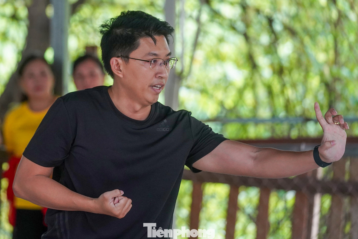 Võ sinh Huỳnh Tiến Thịnh, võ đường Phượng Hoàng Trang (quận 3) mạnh mẽ ra đòn trong bài Hắc hổ hạ sơn quyền.