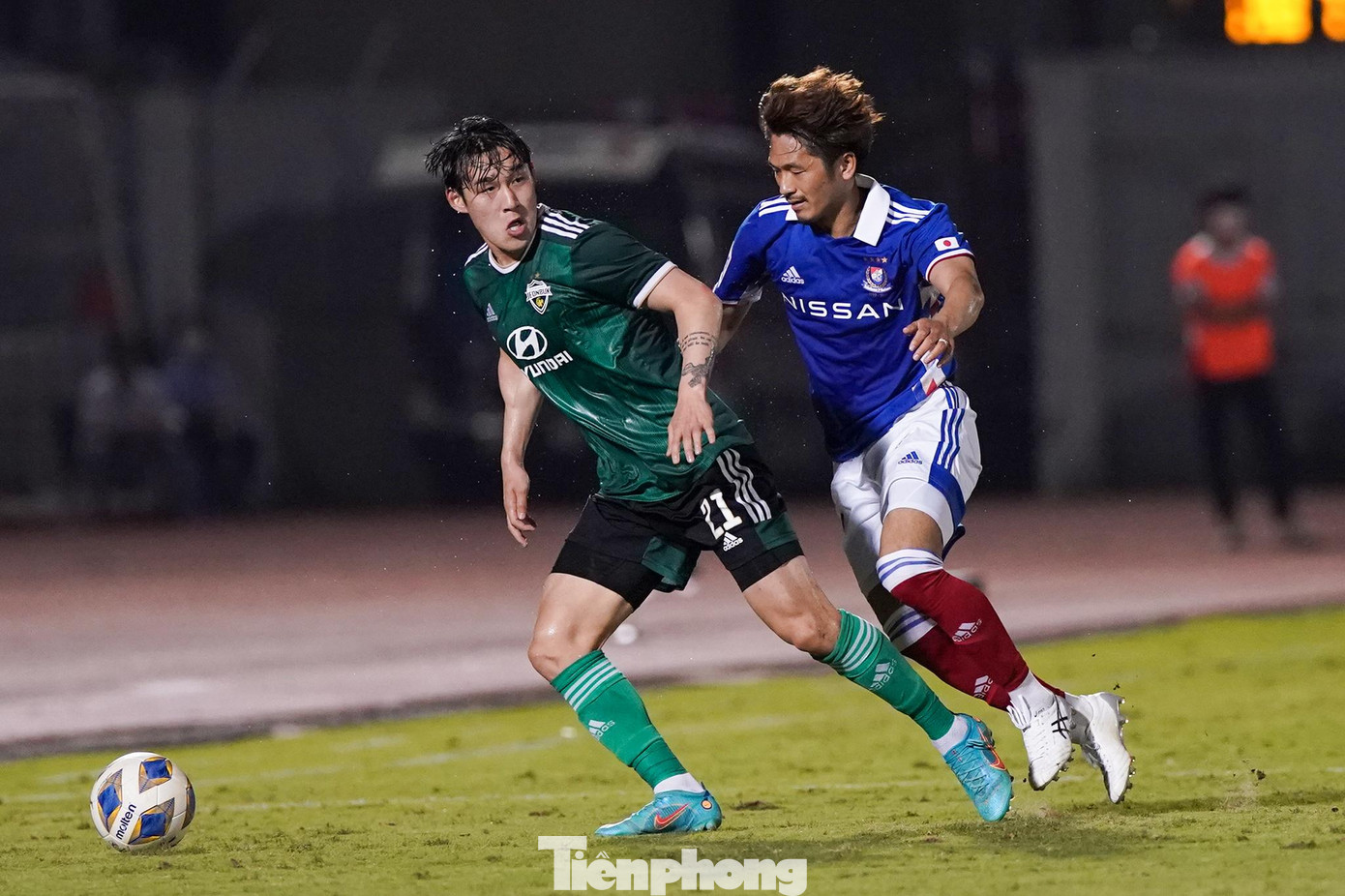 Cầu thủ Jeonbuk (áo xanh, quần đen) có trình độ chuyên môn hàng đầu châu lục thể hiện sự càn lướt tốt trong các pha tranh chấp.