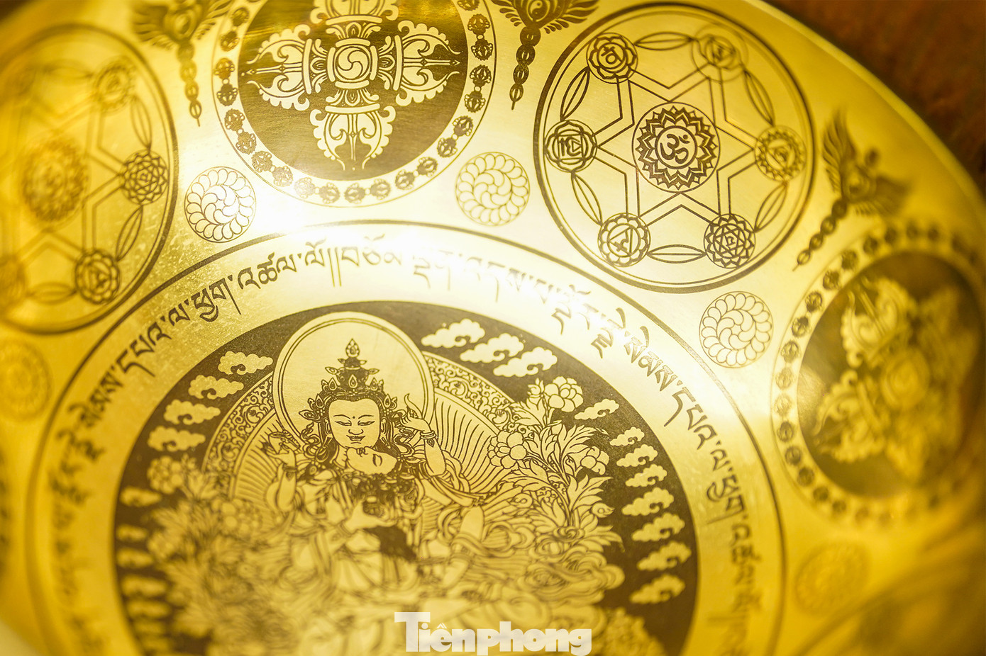 Các dòng chuông nơi đây được tạo tác hoàn toàn bằng thủ công. Các hoạ tiết được thầy Santa (người sáng lập trung tâm Himalayas Singing Bowl, Nepal) thực hiện bằng các mũi kim đục từng lỗ nhỏ.