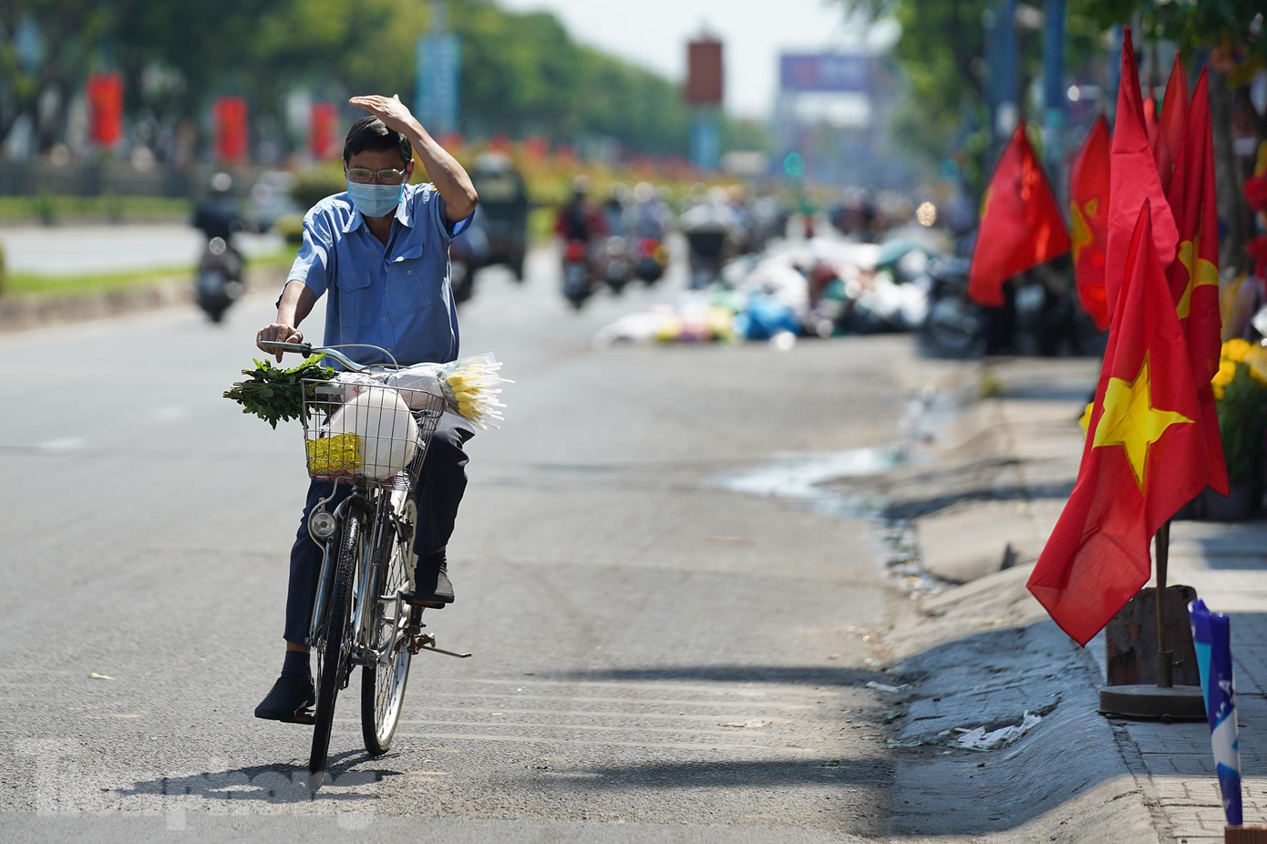 Một bác bảo vệ vừa tan ca, tranh thủ ra chợ Lạc Quang (quận 12) mua ít hoa để chuẩn bị cúng giao thừa.