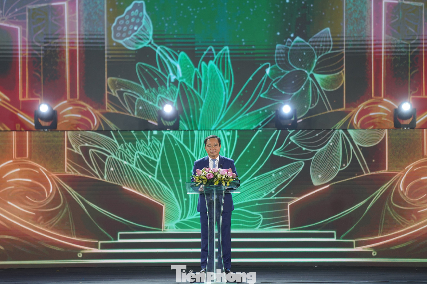 Sau phần phát biểu khai mạc, Bí thư Tỉnh ủy Long An Nguyễn Văn Được gây ấn tượng trước khán giả, người dân khi cao hứng cất giọng hát một đoạn trong bài ca cổ Dòng sông quê em.