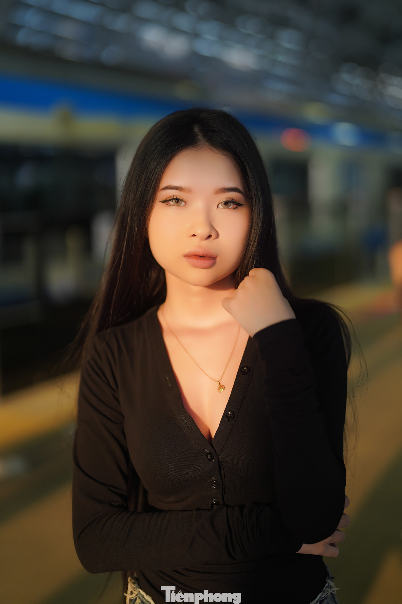 Nữ sinh trường công nghệ sinh năm 2003 cho biết: "Từ khi tàu chạy đến giờ em vẫn chưa có tấm ảnh nào với địa điểm đặc biệt này. Nay em cùng nhóm bạn ra đây chụp làm kỷ niệm.", Quỳnh chia sẻ.