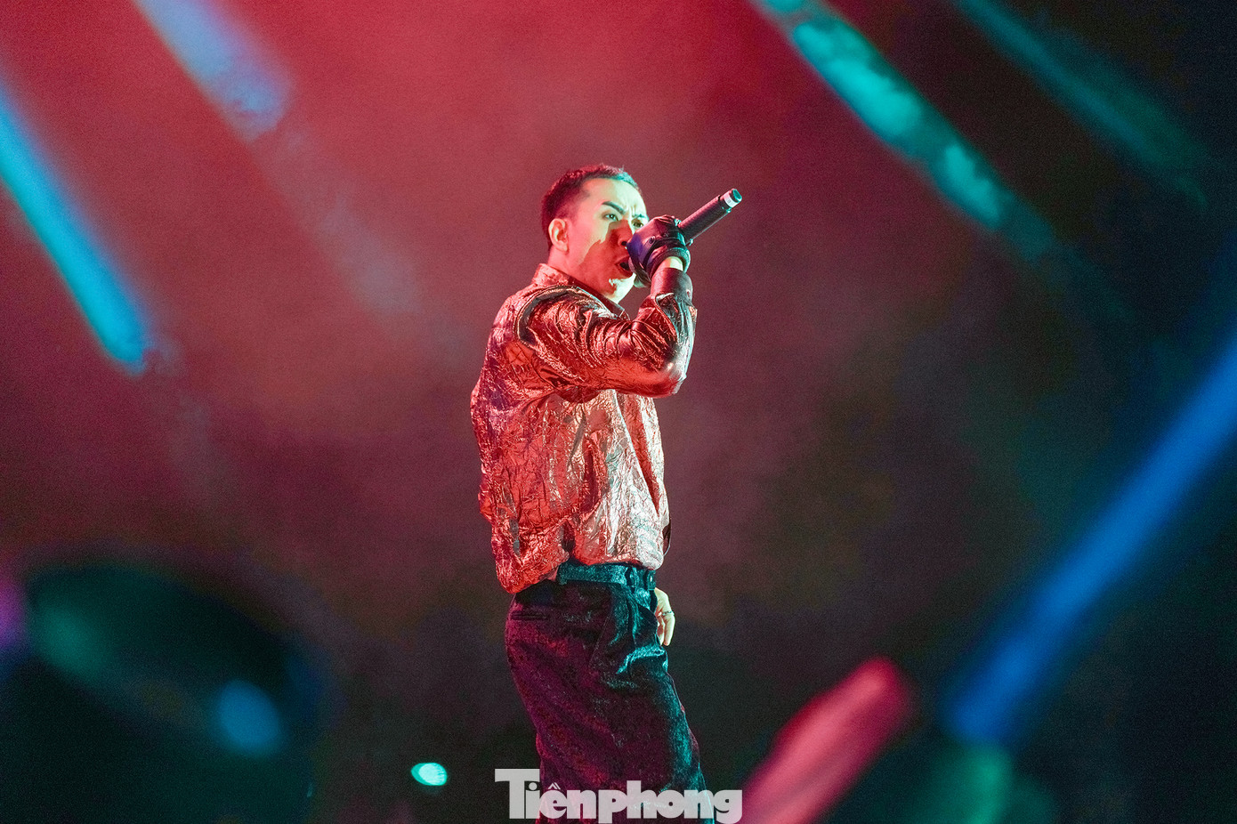 Từ 19h, chương trình nghệ thuật kéo dài hai tiếng đồng hồ đã mang đến cho khán giả những trải nghiệm thú vị.