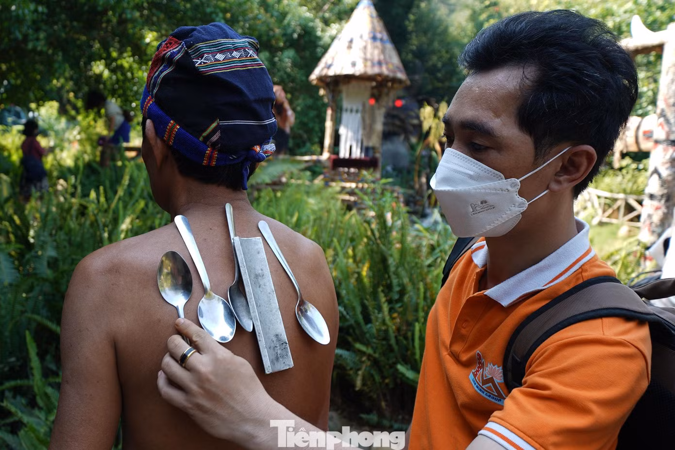 "Dị nhân" biểu diễn khả năng hút, dính vật dụng kim loại trên cơ thể để thể hiện vùng đất nơi đây luôn ẩn chứa những điều kỳ diệu, kỳ bí.