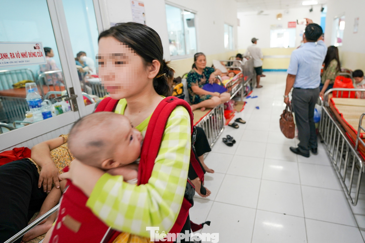 Theo dự báo của ngành y tế, bệnh tay chân miệng sẽ tiếp tục tăng cao trong thời gian tới. Bệnh này chủ yếu xảy ra ở nhóm trẻ dưới 5 tuổi. Để chủ động bảo vệ sức khỏe cho trẻ, phụ huynh và nhà trường cần tăng cường dinh dưỡng, chủ động vệ sinh nhà cửa, sát khuẩn định kỳ đồ chơi và khu vực trẻ vui chơi.