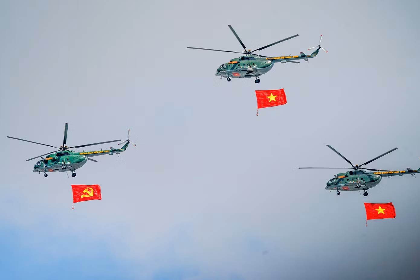 Tổng duyệt diễu binh, diễu hành 50 năm ngày thống nhất non sông: Tiêm kích Su-30MK2 thả bẫy nhiệt khi tiến vào TPHCM ảnh 17