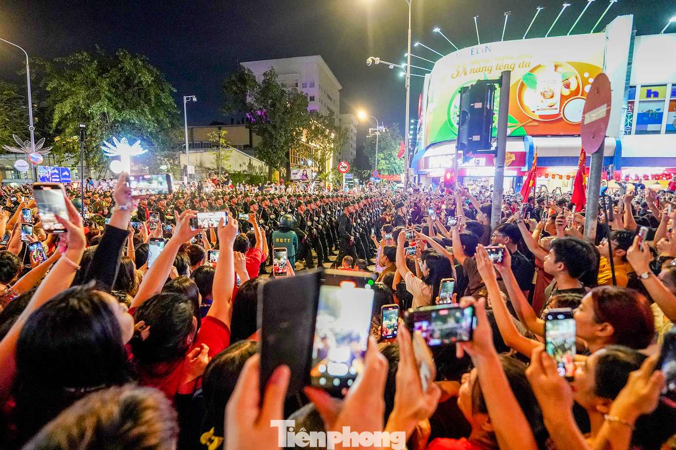 Cô Bùi Linh Hoa (50 tuổi, ngụ huyện Hóc Môn) bày: "Chứng kiến đoàn diễu binh, tôi thấy dâng trào cảm xúc thiêng liêng, niềm tự hào và niềm tin vững chắc vào một ngày mai rạng ngời của đất nước".