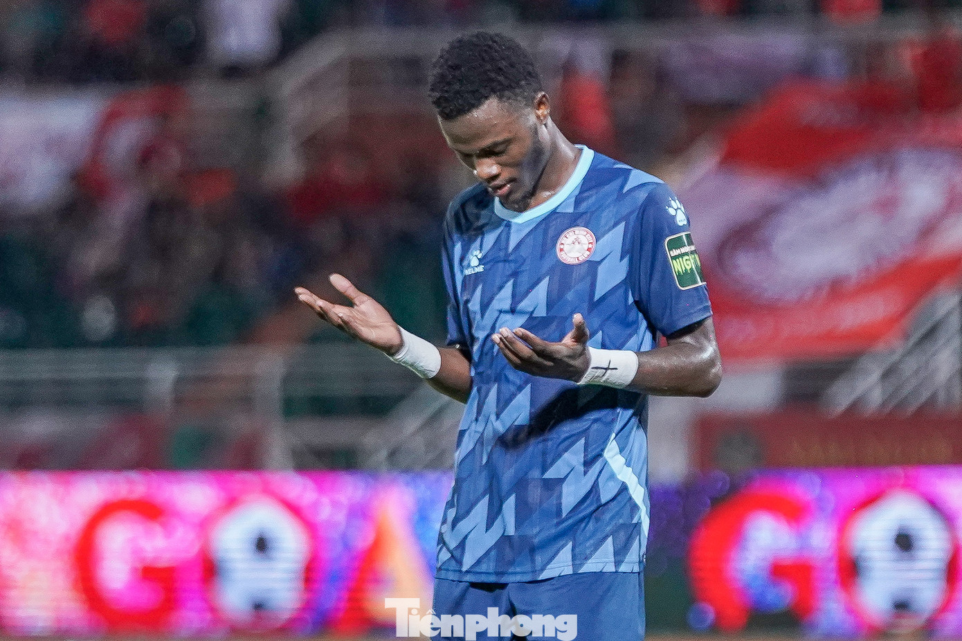 Daniel Green giúp CLB TPHCM có chiến thắng đậm trước Đà Nẵng vào tối 31/5 trên sân Thống Nhất khi góp vào bàn thắng nâng tỷ số lên 2-0 cuối hiệp 1. Daniel Green giúp CLB TPHCM có chiến thắng đậm trước Đà Nẵng vào tối 31/5 trên sân Thống Nhất khi góp vào bàn thắng nâng tỷ số lên 2-0 cuối hiệp 1.