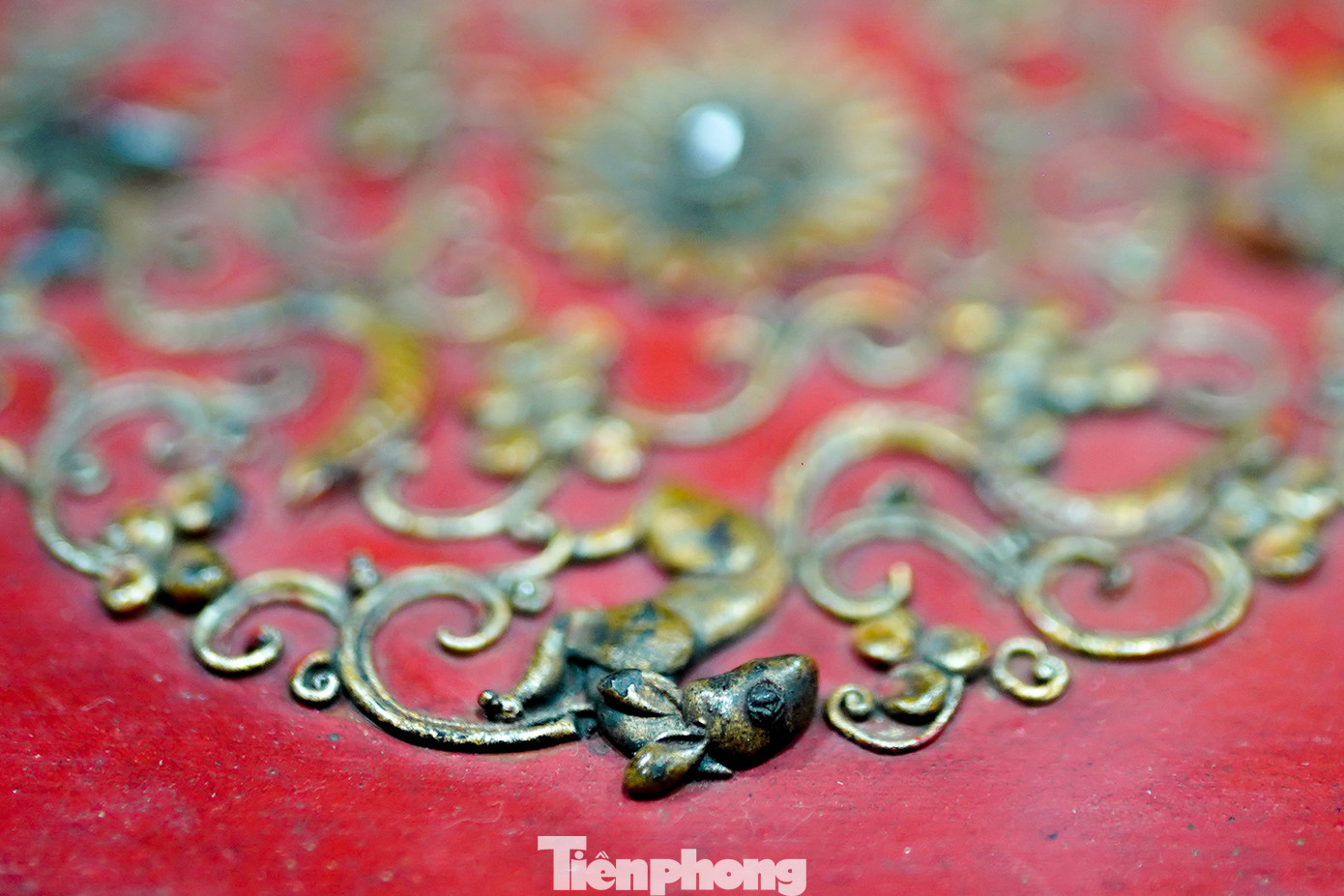 Điêu khắc gỗ thời Nguyễn đã tạo nên một phong cách riêng biệt cùng kỹ thuật tinh xảo hiếm có. Vì thế, sự ảnh hưởng đó ít nhiều tác động đến tư tưởng để hình thành các sản phẩm dân gian. Thời kỳ này, Huế giữ vị thế là đầu tàu của nền nghệ thuật dân tộc, cả nghệ thuật cung đình cao sang quý phái và nghệ thuật dân gian sinh động, phong phú.