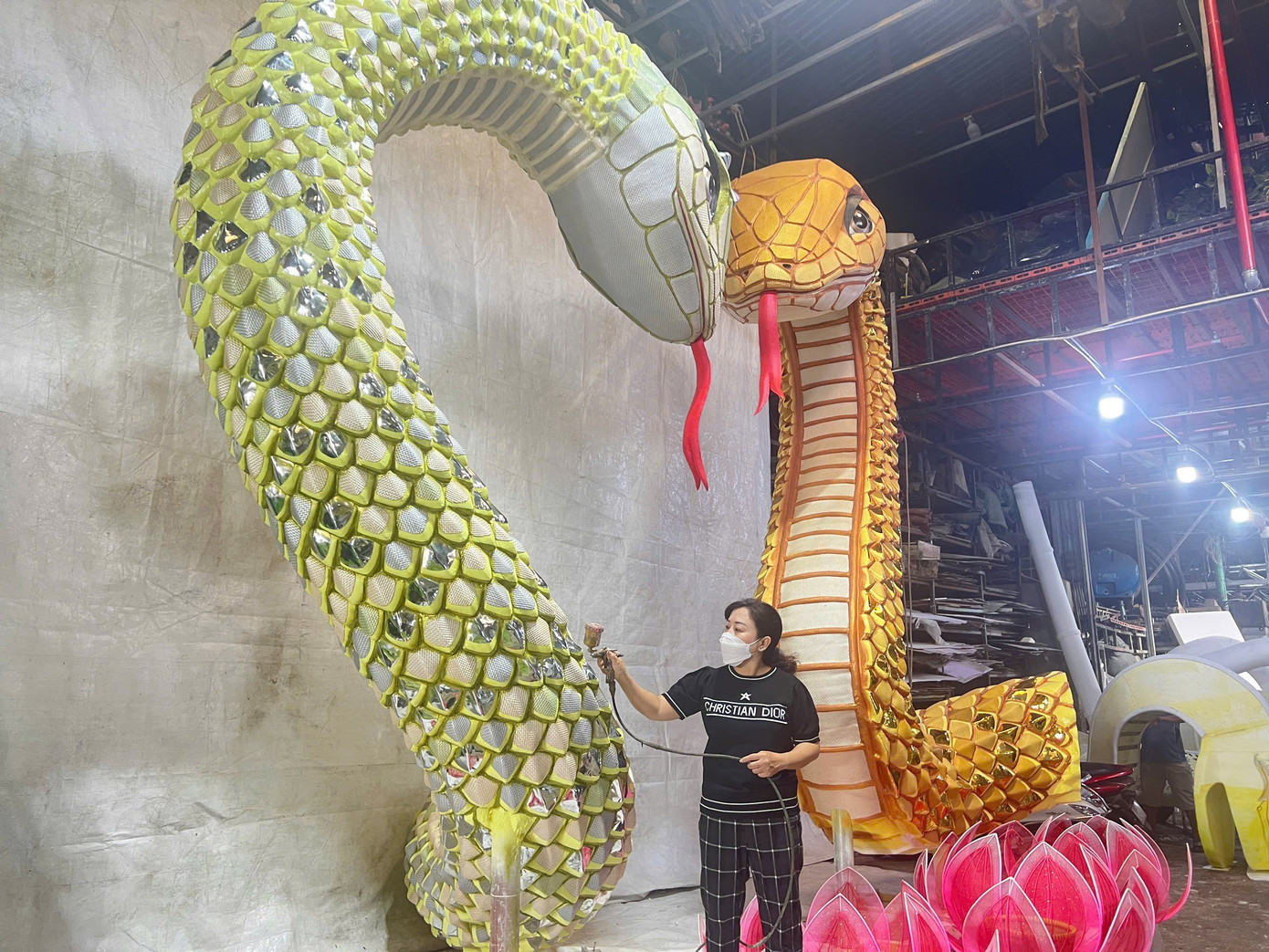 Hai phần ba chiều dài cặp linh vật Kim Tỵ-Kim Ngân được nằm trên mặt đất, lấy vòng xoắn thân làm đế đỡ, một phần ba thân dài hơn 5 m trong tư thế thẳng đứng.