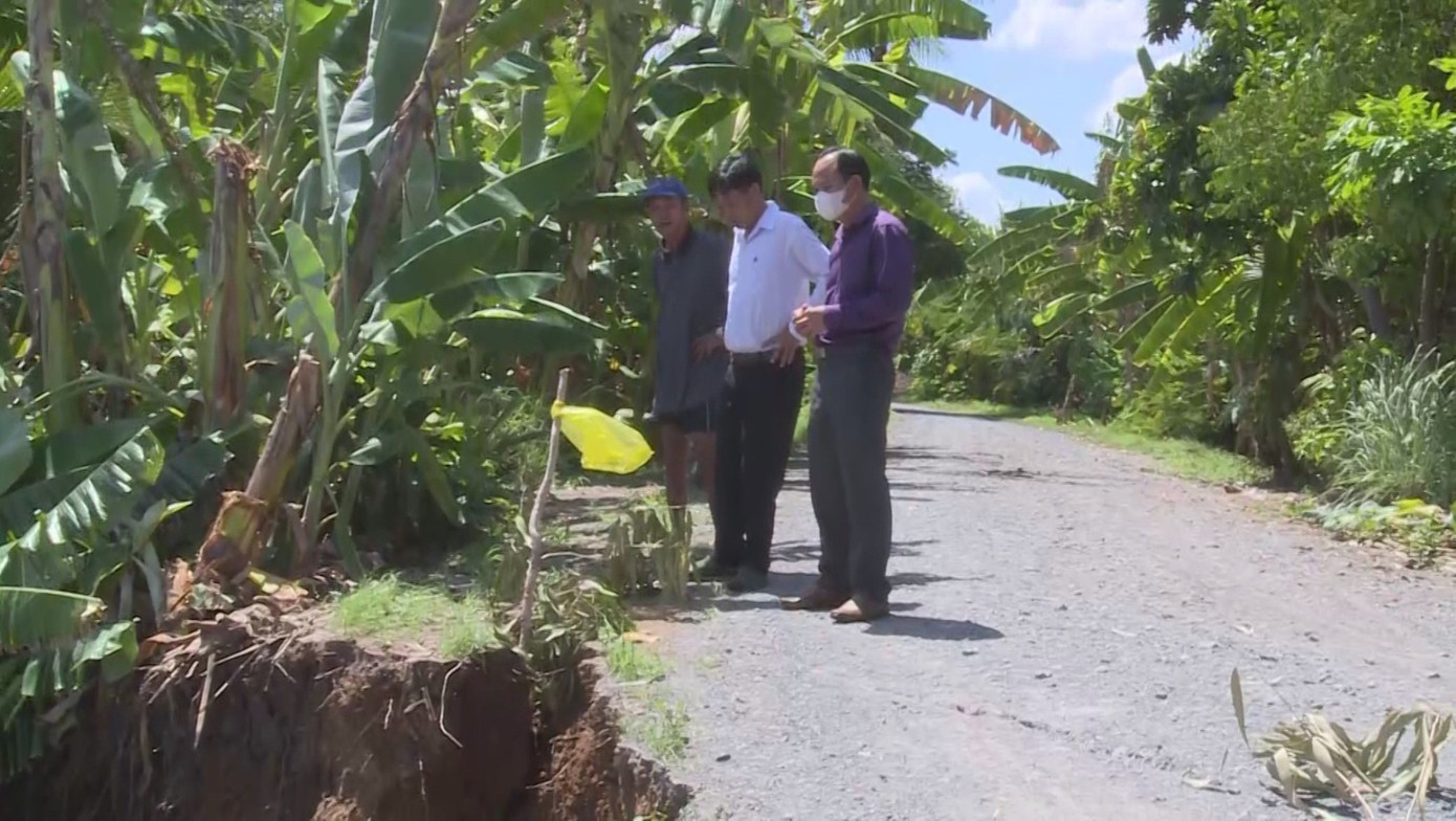 Ngày 12/6, thông tin từ UBND xã Phú Ngãi Trị, huyện Châu Thành (tỉnh Long An), ngày 11/6 tuyến đê bao sông Vàm Cỏ Tây (đoạn thuộc ấp Phú Xuân I) xuất hiện 2 vết nứt có dấu hiệu sạt lở.