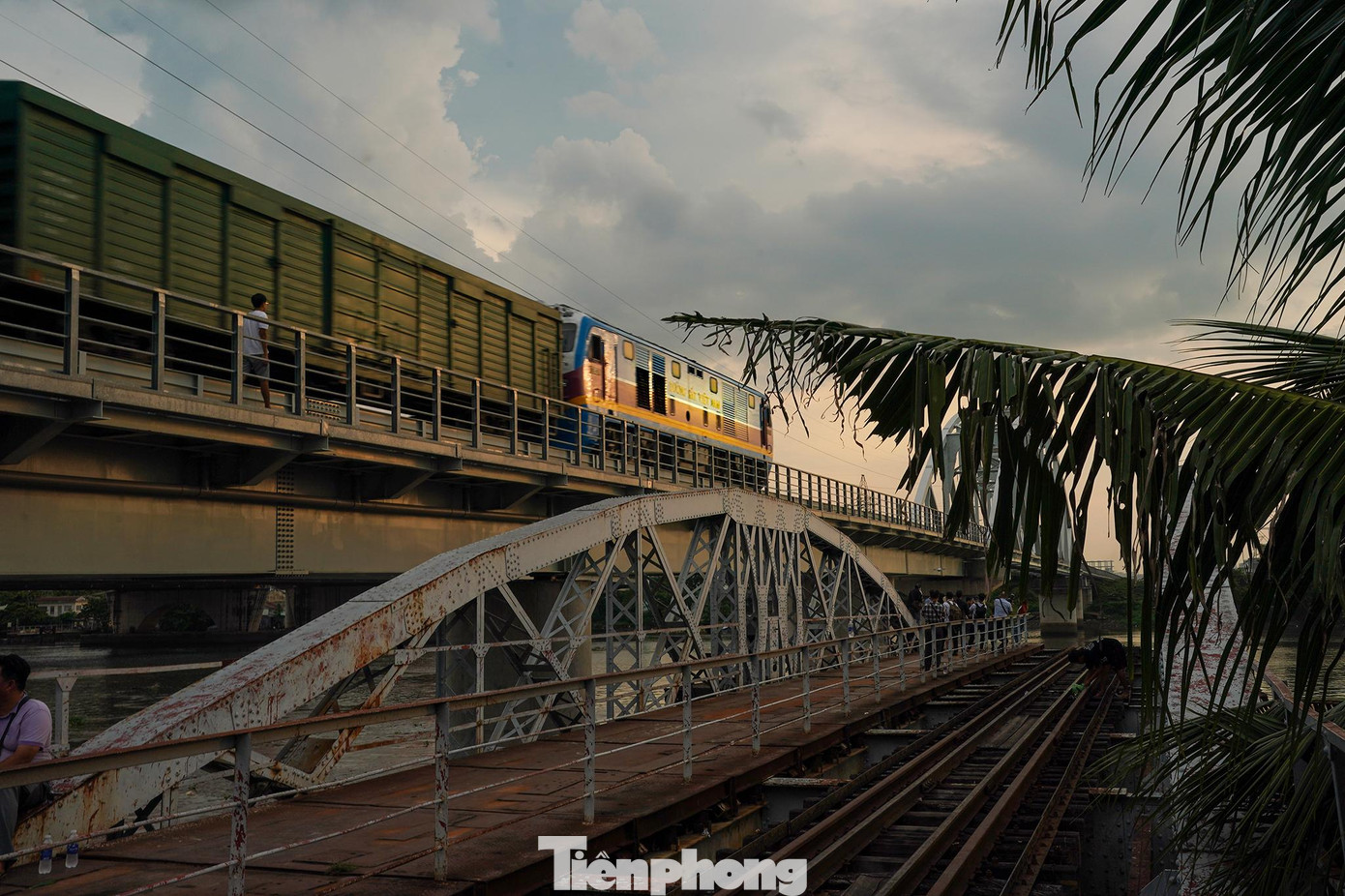 Quá trình xây dựng cầu, phần việc ngồi trong thùng kín bằng kim loại được gọi là caisson để đào móng trụ là việc nguy hiểm nhất. Bởi vì côɴԍ việc này đòi hỏi sự can đảm của người làm nghề, bản thân họ khi ngồi trong caisson sẽ được trang bị khí thở khi làm việc, mỗi ca làm sẽ khoảng 4 giờ. Vì thế lượng khí oxy cung cấp cho người ngồi trong caisson phải đảm bảo đủ dùng trong toàn bộ thời gian làm việc, tránh những vấn đề không đáng tiếc xảy ra.