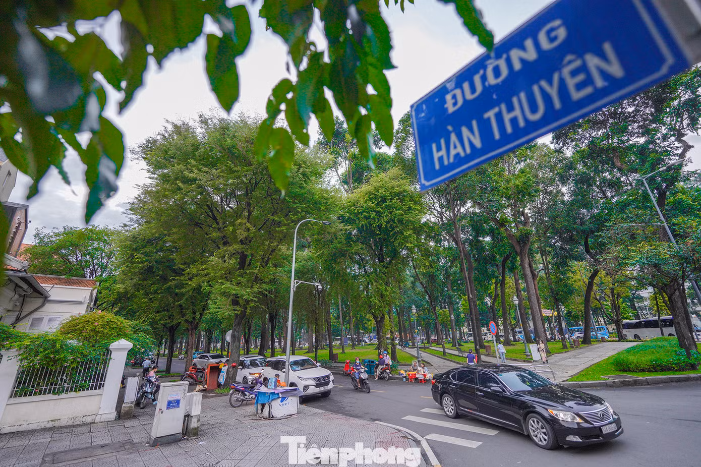Đường Hàn Thuyên song song với đường Lê Duẩn, chạy từ hội trường Thống Nhất đến nhà thờ Đức Bà cũng có giá đất rất cao. Trên con đường này có căn nhà diện tích chỉ 27,6m2 x 24,5m2 ở vị trí hai mặt tiền đang được rao với giá 700 tỷ đồng (khoảng 666,67 triệu đồng/m2).