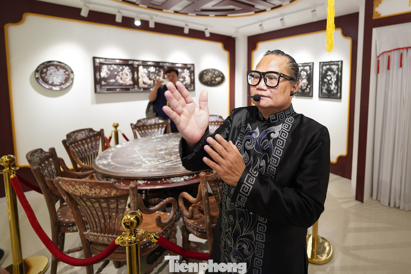 Với hơn 30 năm sưu tập và nghiên cứu cổ vật, ông Đỗ Hùng cảm nhận được mỗi cổ vật đều chứa đựng nhiều yếu tố về nghệ thuật, lịch sử cùng những câu chuyện thú vị gắn liền. “Đến thời điểm này, tôi không còn là nhà sưu tầm, hay người thưởng thức cổ vật nữa. Tôi đặt mình là người có sứ mệnh phải giữ gìn, phát huy bằng cách giới thiệu các cổ vật ra công chúng. Chính vì vậy tôi thành lập Bảo tàng Trang sức 54 dân tộc Việt Nam và Bảo tàng Hoàng cung triều Nguyễn”, ông Đỗ Hùng cho biết lý do thành lập bảo tàng.