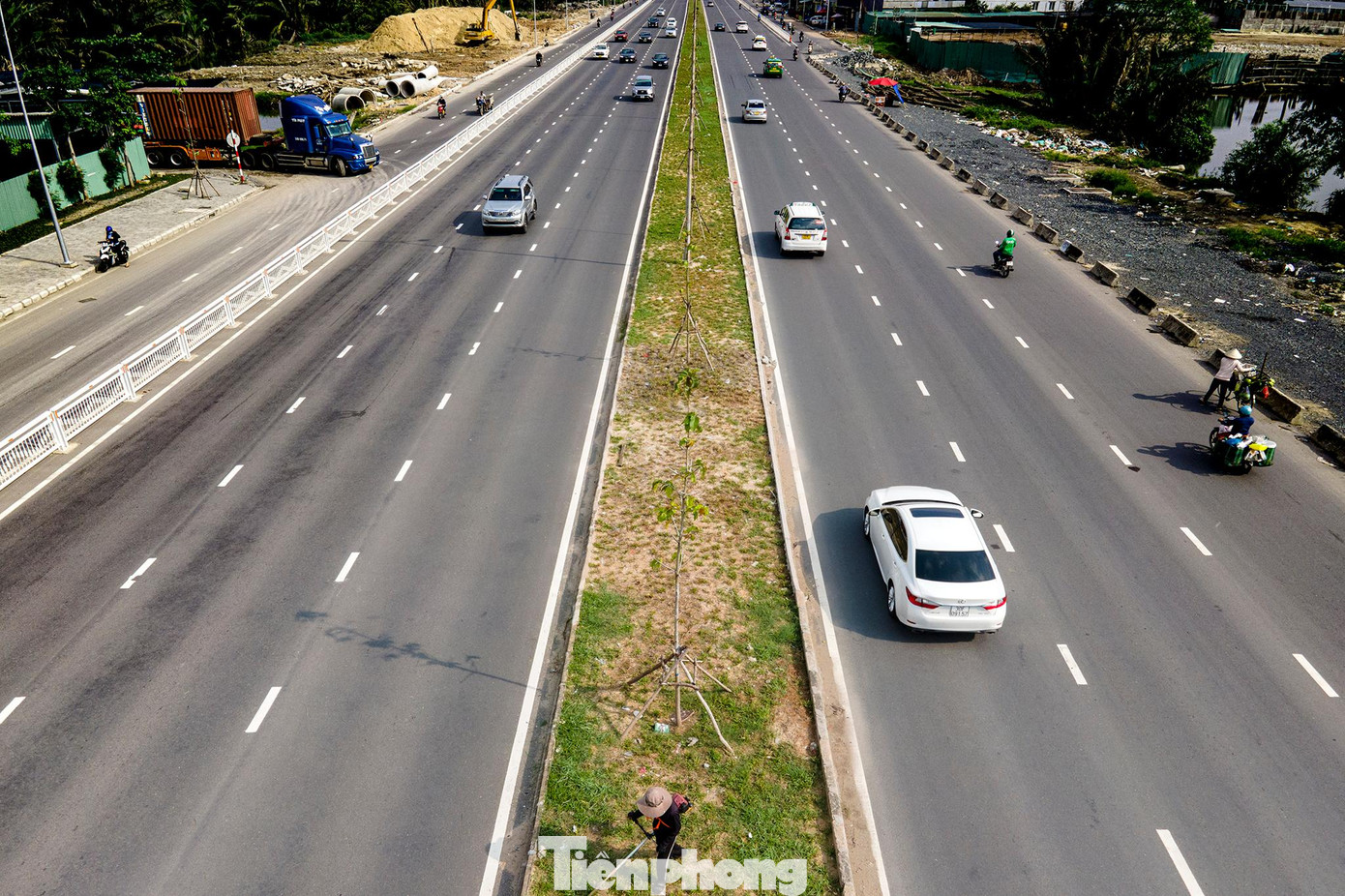 Đường Nguyễn Văn Linh dài hơn 18 km, kéo dài từ đường Huỳnh Tấn Phát (quận 7) đến quốc lộ 1 (huyện Bình Chánh). Đây được xem là một trong đại lộ lớn nhất thành phố, song những năm gần đây khu vực Khu chế xuất Tân Thuận xe đông, thường ùn ứ vào giờ cao điểm.