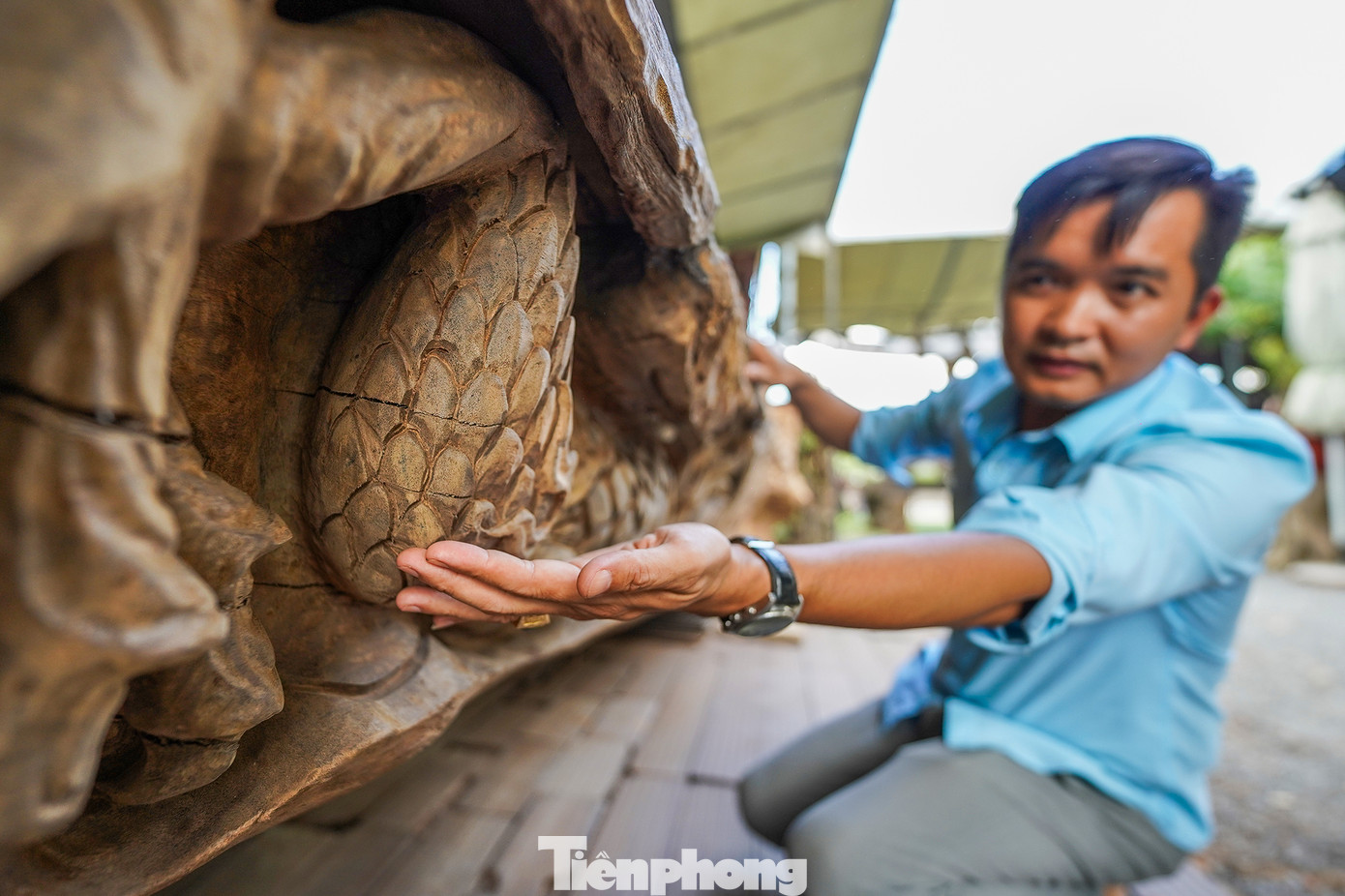 Do là gỗ nguyên khối nên việc chế tác phải trải qua nhiều công đoạn phức tạp và mất thời gian.