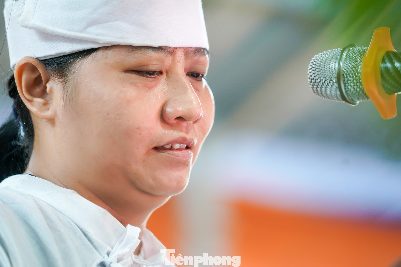 Chị Trần Thị Phương (vợ của Trung tá Nguyễn Xuân Hào) gửi lời cám ơn đến các cấp lãnh đạo, người thân, quần chúng nhân dân đã đến thắp hương tiễn biệt chồng. &quot;Dẫu biết quy luật sinh tử là của tạo hoá, nhưng tiếc thay nó lại đến với chồng tôi quá sớm. Chồng tôi, anh Nguyễn Xuân Hào như bao thế hệ thanh niên được sự yêu thương, giáo dục của tổ chức tại chính nơi anh sinh ra nên đã sớm giác ngộ đứng vào hàng ngũ Công an nhân dân. Anh đang độ tuổi chín chắn với nhiều hoài bão, ước mơ còn đang dang dở, nay lại phải gác lại...&quot;, chị Phương nghẹn ngào.