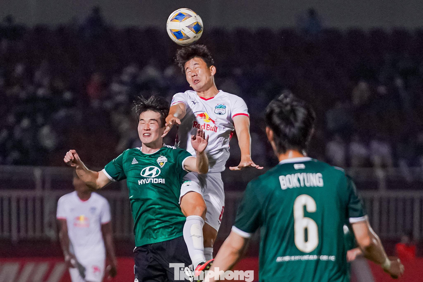 Các học trò của HLV Kiatisuk có 45 phút kiên cường trước nhà đương kim vô địch Hàn Quốc - Jeonbuk Hyundai Motors, cầm hòa 0-0 trong hiệp thi đấu thứ 1. Hàng phòng ngự chơi đầy chắc chắn, tiền đạo bên phía Jeonbuk gặp nhiều khó khăn trước lối chơi hiệu quả của trung vệ Kim Dong-su. Các học trò của HLV Kiatisuk có 45 phút kiên cường trước nhà đương kim vô địch Hàn Quốc - Jeonbuk Hyundai Motors, cầm hòa 0-0 trong hiệp thi đấu thứ 1. Hàng phòng ngự chơi đầy chắc chắn, tiền đạo bên phía Jeonbuk gặp nhiều khó khăn trước lối chơi hiệu quả của trung vệ Kim Dong-su.