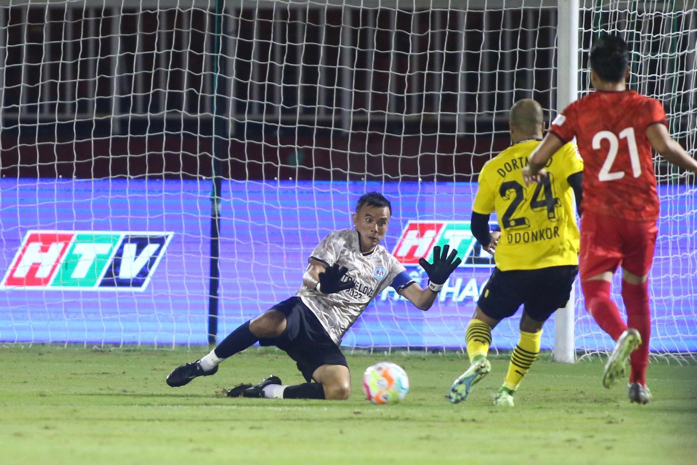 Ngôi sao chạy cánh một thời của tuyển Đức chơi nổi bật trận này khi ghi 1 bàn và có 2 kiến tạo. Ở tuổi 38, Odonkor vẫn cho thấy tốc độ ở cánh khi khiến các cầu thủ phòng ngự của Vietnam All Stars vất vả. Ngôi sao chạy cánh một thời của tuyển Đức chơi nổi bật trận này khi ghi 1 bàn và có 2 kiến tạo. Ở tuổi 38, Odonkor vẫn cho thấy tốc độ ở cánh khi khiến các cầu thủ phòng ngự của Vietnam All Stars vất vả.