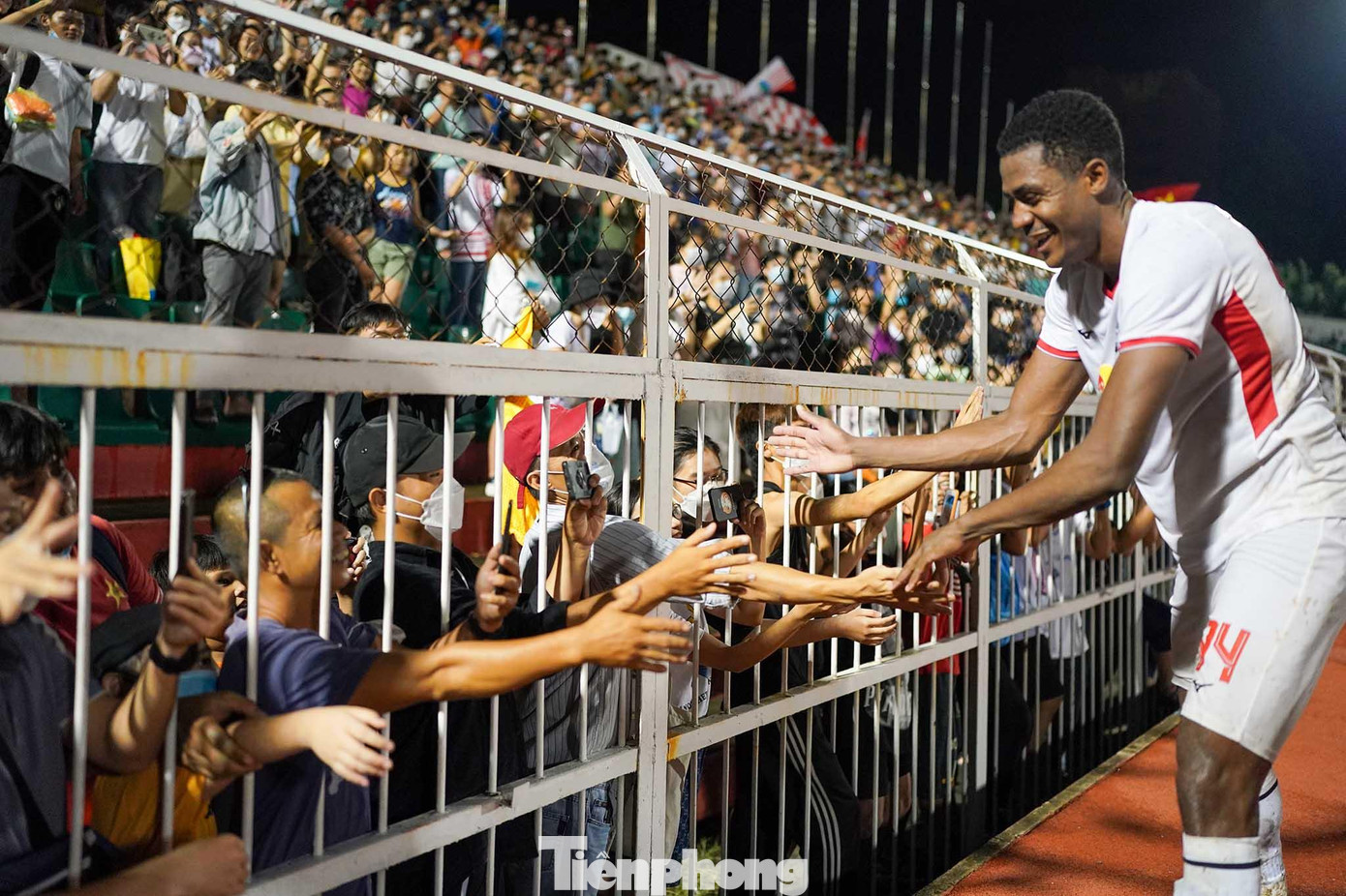 Kết thúc trận đấu với chiến thắng ngọt ngào, cầu thủ HAGL cám ơn sự ủng hộ của người hâm mộ.