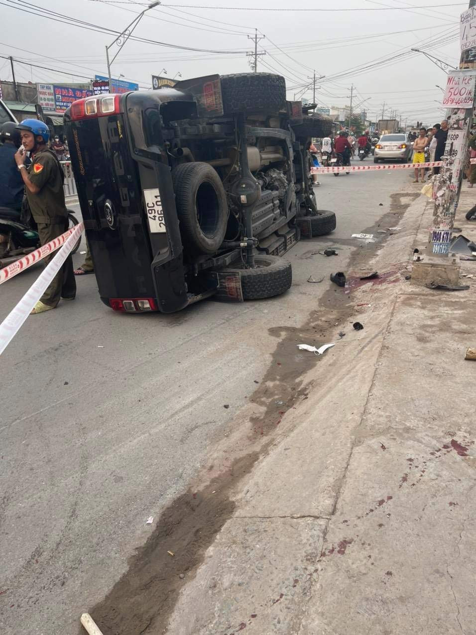 Khoảng 16h ngày 21/4, tại tuyến đường tỉnh 824 thuộc xã Mỹ Hạnh Nam, huyện Đức Hòa (Long An) tài xế điều khiển ô tô 7 chỗ biển số 49C. 296.01 lưu thông từ hướng thị trấn Hậu Nghĩa, huyện Đức Hòa về huyện Hóc Môn (TPHCM).(Ảnh: CTV) Khoảng 16h ngày 21/4, tại tuyến đường tỉnh 824 thuộc xã Mỹ Hạnh Nam, huyện Đức Hòa (Long An) tài xế điều khiển ô tô 7 chỗ biển số 49C. 296.01 lưu thông từ hướng thị trấn Hậu Nghĩa, huyện Đức Hòa về huyện Hóc Môn (TPHCM).(Ảnh: CTV)