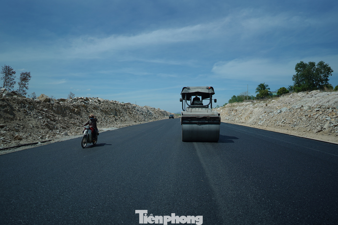 Tuyến cao tốc Vĩnh Hảo - Phan Thiết dài hơn 100 km, quy mô 6 làn xe, mặt đường 32 m.