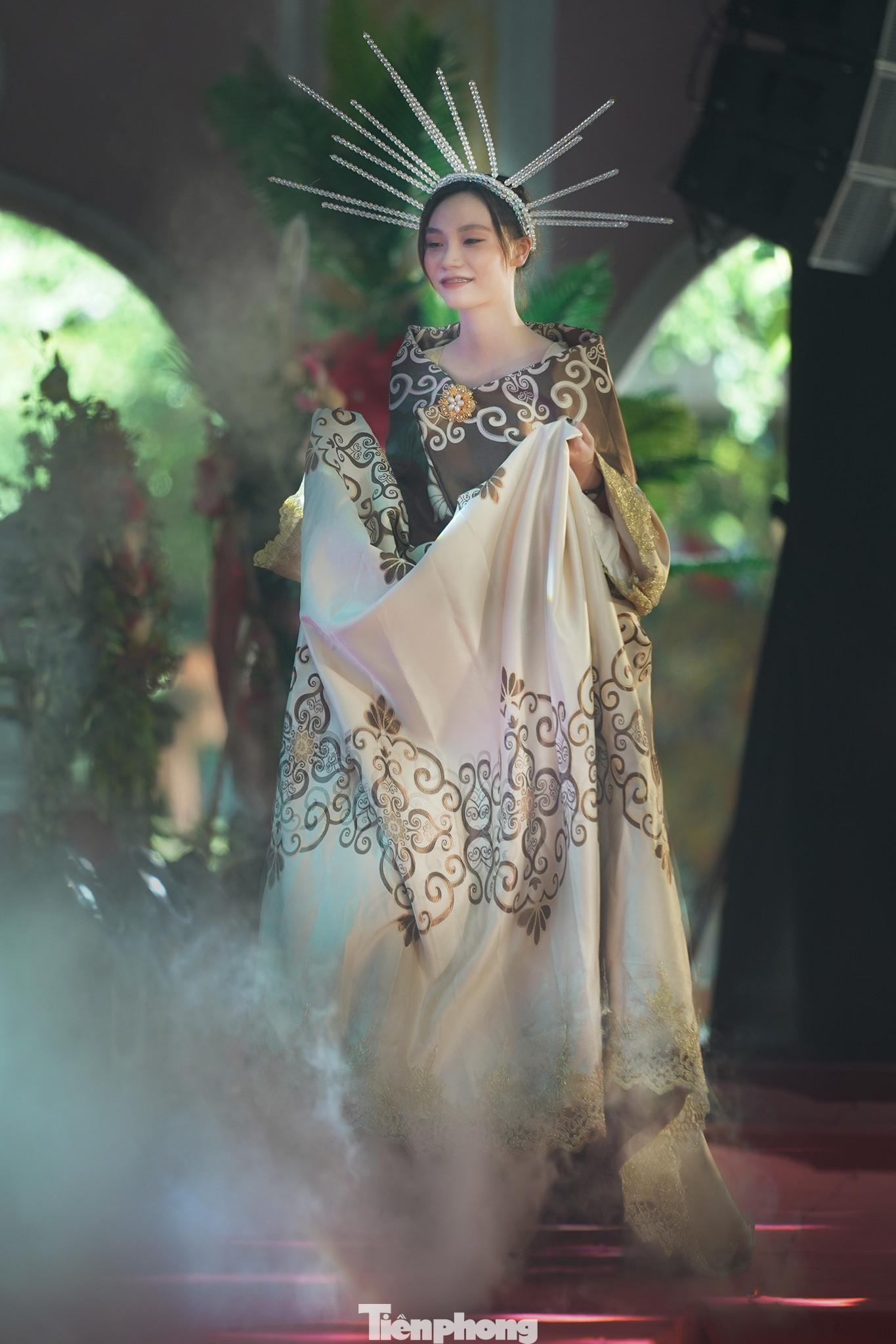 Đặng Thanh Phương với trang phục Baro't Saya truyền thống của Philippines. Đặng Thanh Phương với trang phục Baro't Saya truyền thống của Philippines.