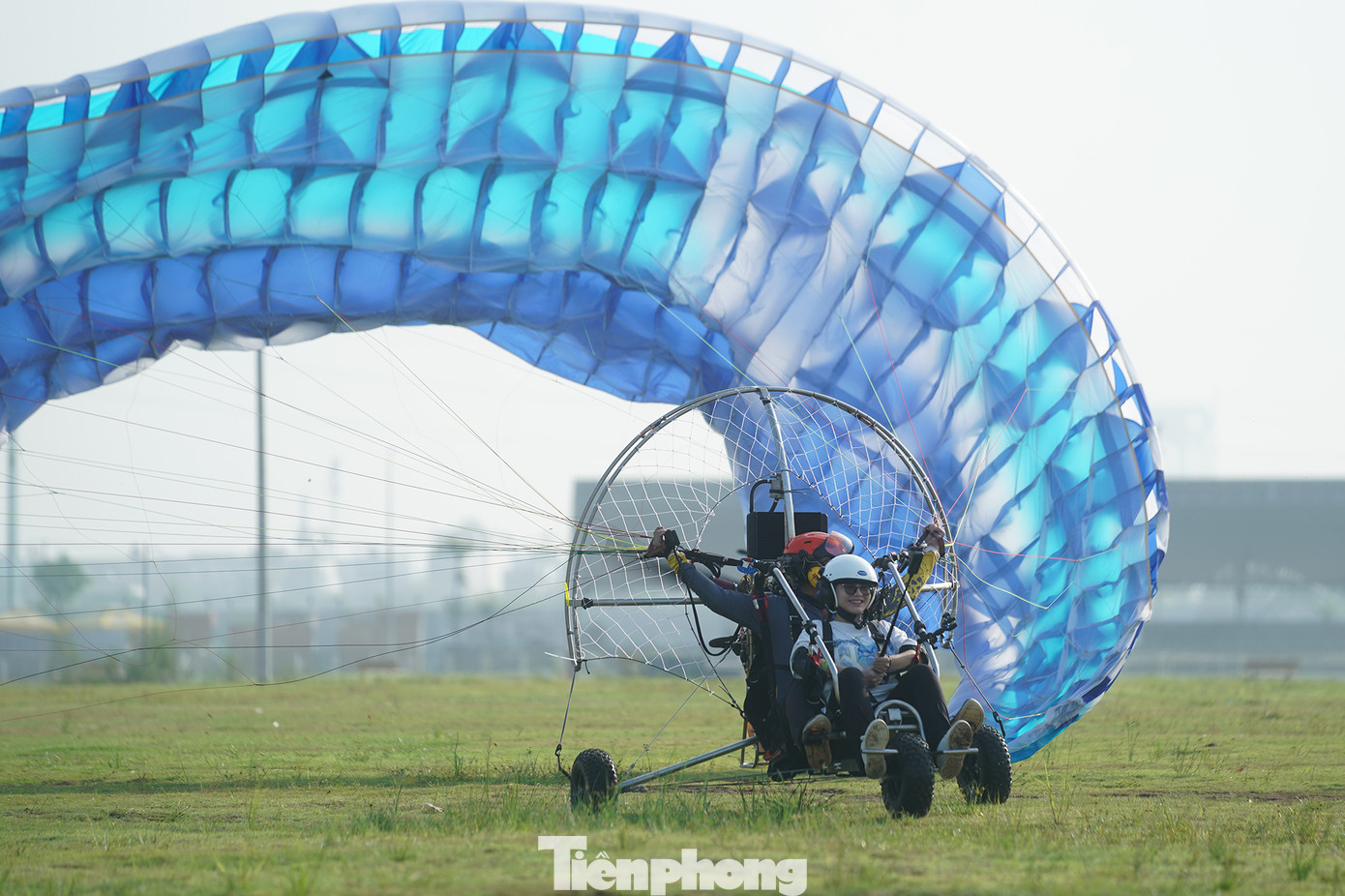 Sau một lượt bay và hạ cánh, đội ngũ mặt đất sẽ nhanh chóng thu dù để chuẩn bị cho lượt bay tiếp theo. Ông Lương Hoàng Hà - Chủ tịch Liên đoàn Dù lượn Thể thao TPHCM - cho biết: "Người chơi chuyên nghiệp phải có sức khoẻ để có thể theo lớp đào tạo trong 12 buổi. Trong 12 buổi đó, đầu tiên phi công phải vác máy và cánh quạt nặng khoảng 25kg chạy bộ với môn dù lượn đơn, đối với hai người tài phải tập trước với xe không gắn dù. Sau khi tiếp thu cơ bản, người chơi sẽ được bay cùng HLV. Chi phí vận hành cho mỗi lượt bay là 1,2 triệu đồng, chính vì vậy mà môn này khá tốn kém. Trong các trường hợp khẩn cấp như cứu nạn, cứu hộ, thiên tai, hoả hoạn... chúng tôi vẫn có thể sẵn sàng tiếp ứng nếu có sự điều động".