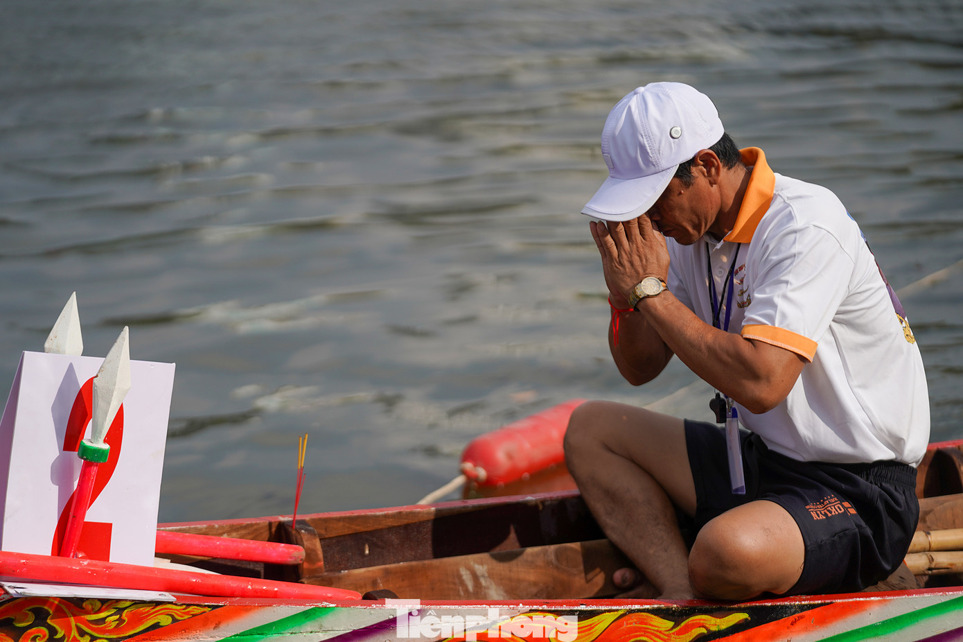 HLV Lý Thành Quý, đội chùa Candaransi (Quận 3) đang thực hiện nghi thức cầu nguyện cho ghe ngo trước khi bước vào cuộc đua.