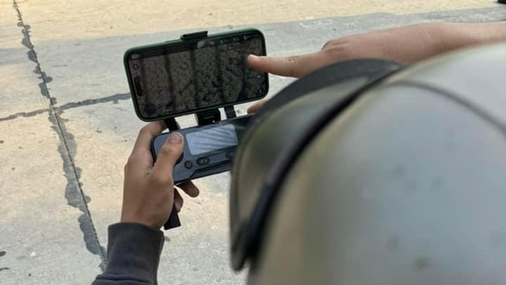 Các lực lượng chức năng đang dùng flycam để quan sát địa hình. Các lực lượng chức năng đang dùng flycam để quan sát địa hình.