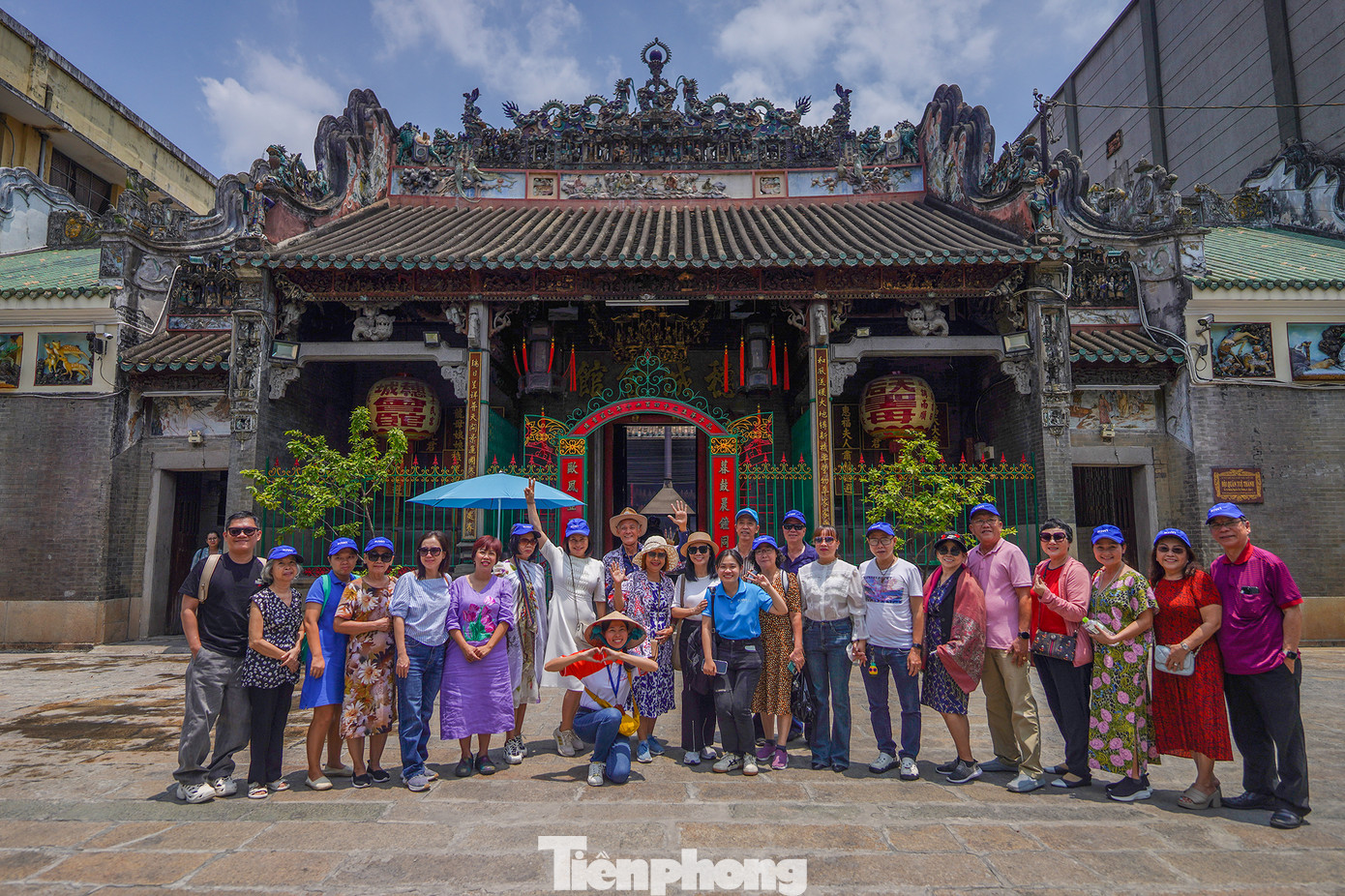 Sau khi thư giãn tại spa, du khách đến chùa Bà Thiên Hậu. Chùa Bà Thiên Hậu (hay Hội quán Tuệ Thành) là một trong những nơi thờ tự lâu đời nhất của cộng đồng người Hoa tại TPHCM, Chùa Bà Thiên Hậu có kiến trúc hình ấn, gồm tổ hợp của 4 gian nhà liên kết với nhau tạo thành hình chữ “khẩu” hoặc chữ “quốc”.