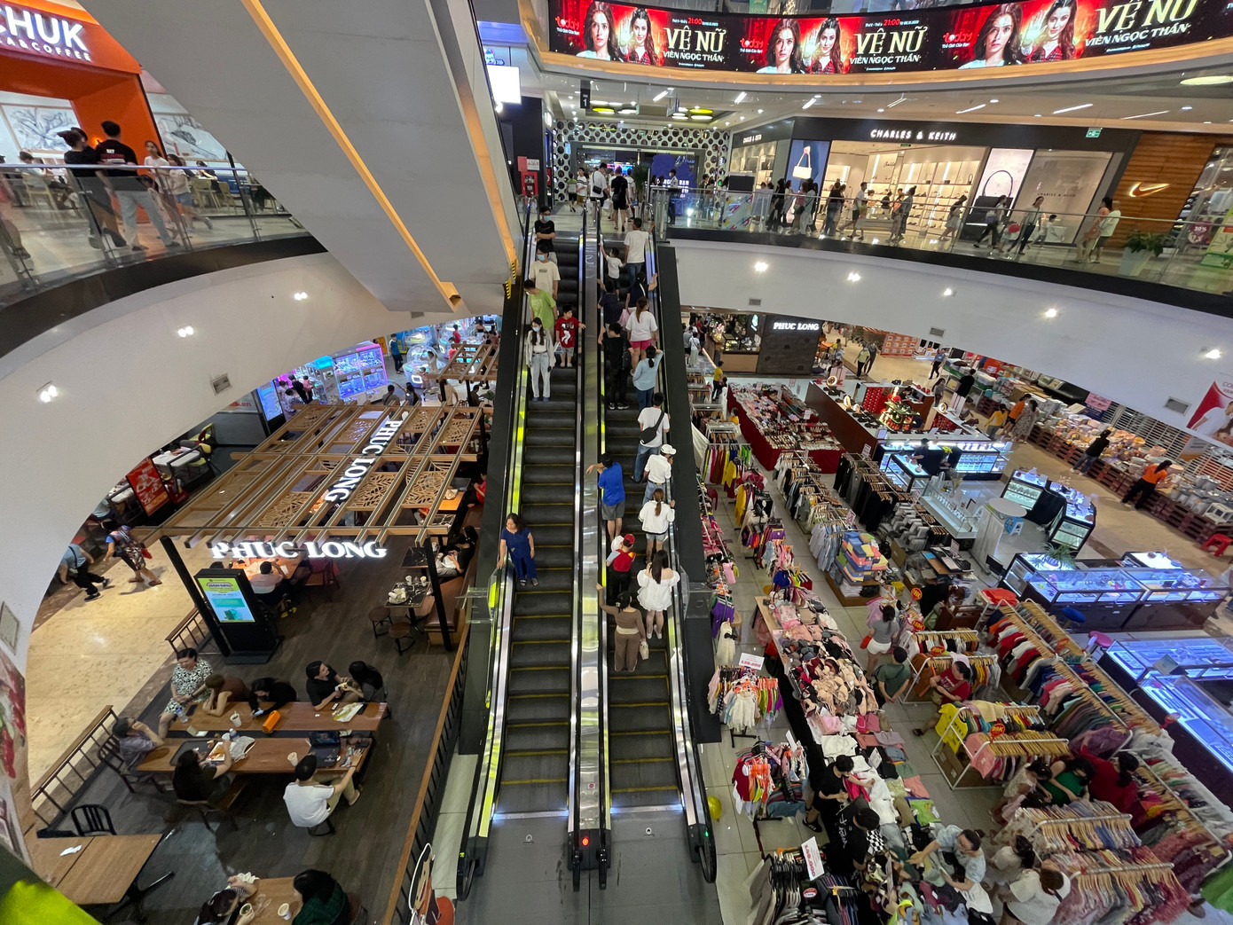 Hàng dài người đi thang cuốn.