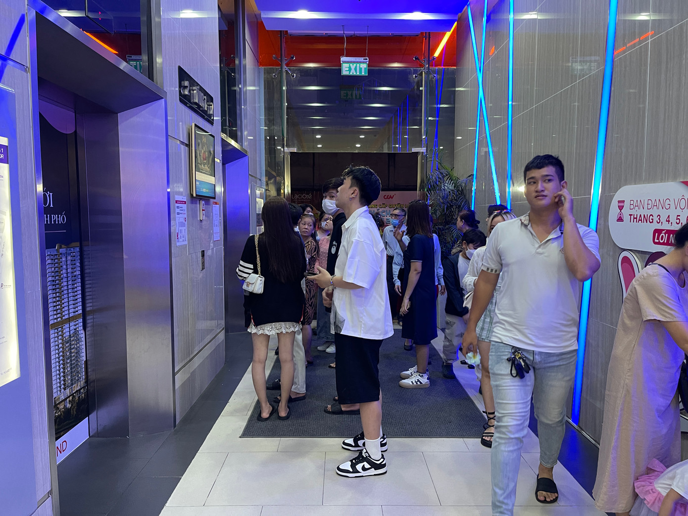 Việc chờ thang máy trở nên rất bình thường trong các TTTM những ngày nghỉ lễ ở TPHCM