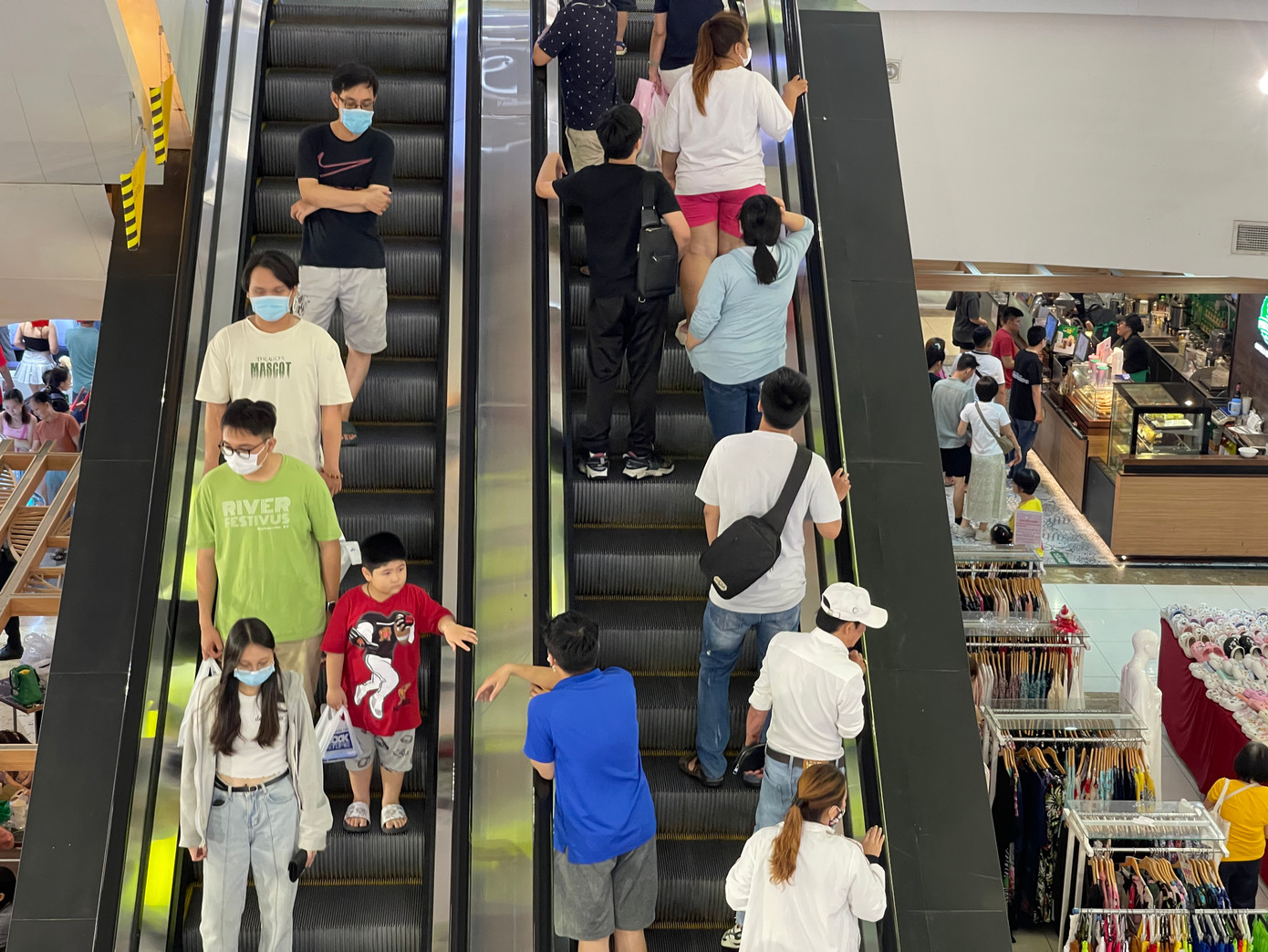 Các khu vực bên trong TTTM cũng đông nghịt người.