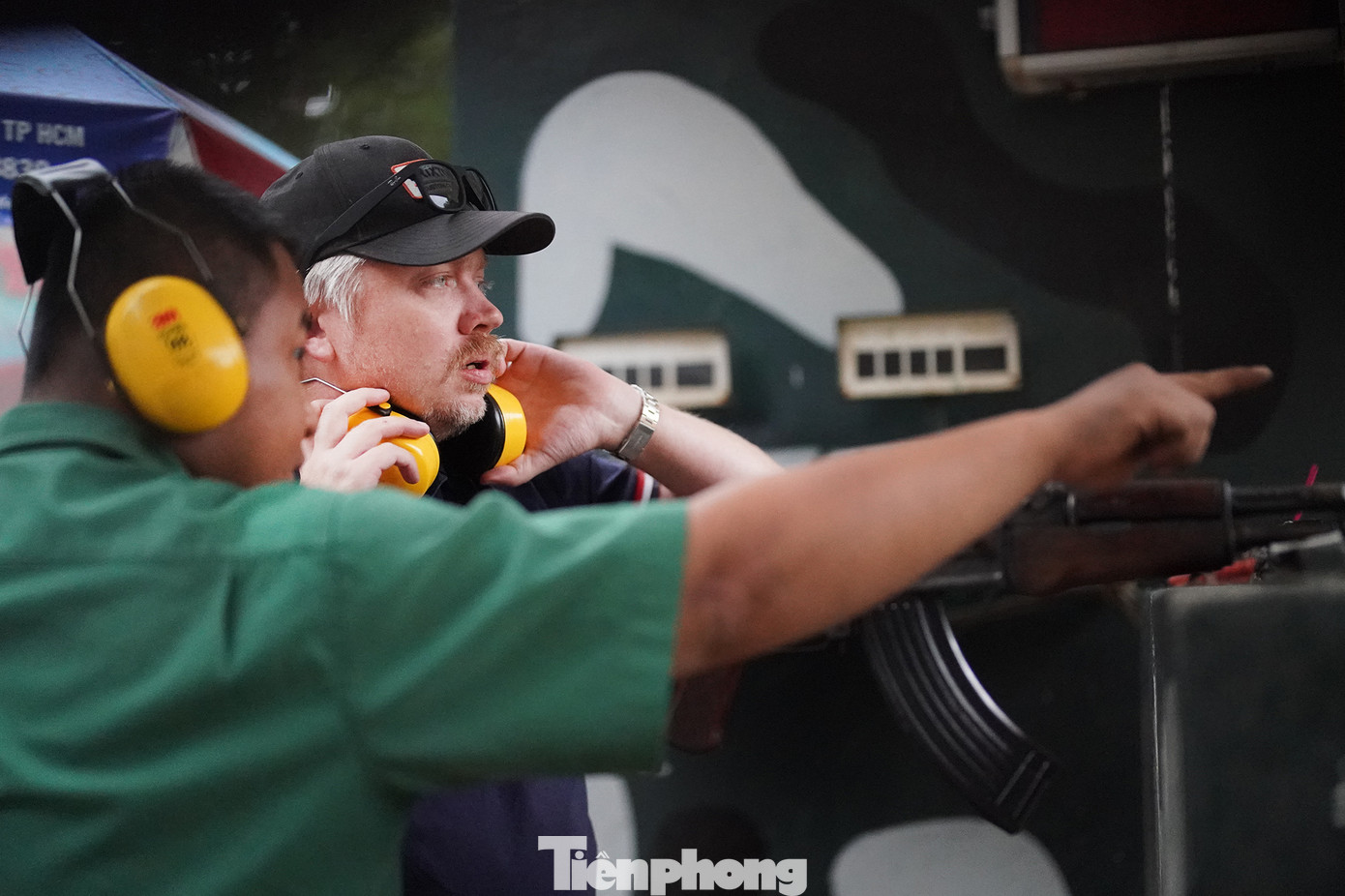 Theo anh Nguyễn Tường Duy, nhân viên trường bắn, du khách phải đủ 18 tuổi và không sử dụng chất kích thích mới được mua vé trải nghiệm. Du khách sẽ tự chọn loại súng tại quầy bán vé, nhân viên kỹ thuật sẽ dựa vào thông tin vé để lắp đạn vào súng. Luôn có nhân viên giám sát, hỗ trợ người chơi bắn súng.