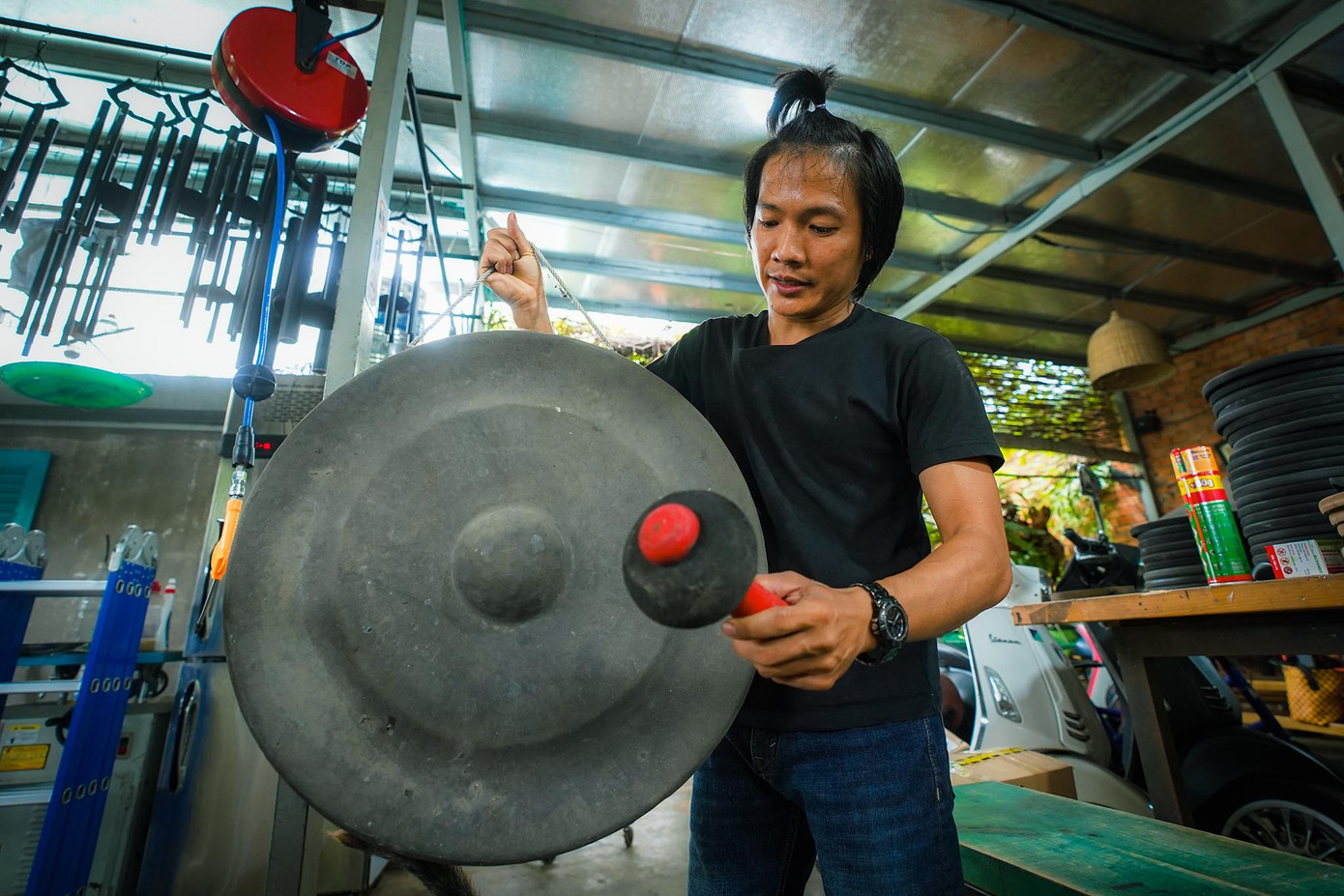 Anh Đức còn nhận chỉnh âm cho những nhạc cụ như cồng, chiêng, phèn la…